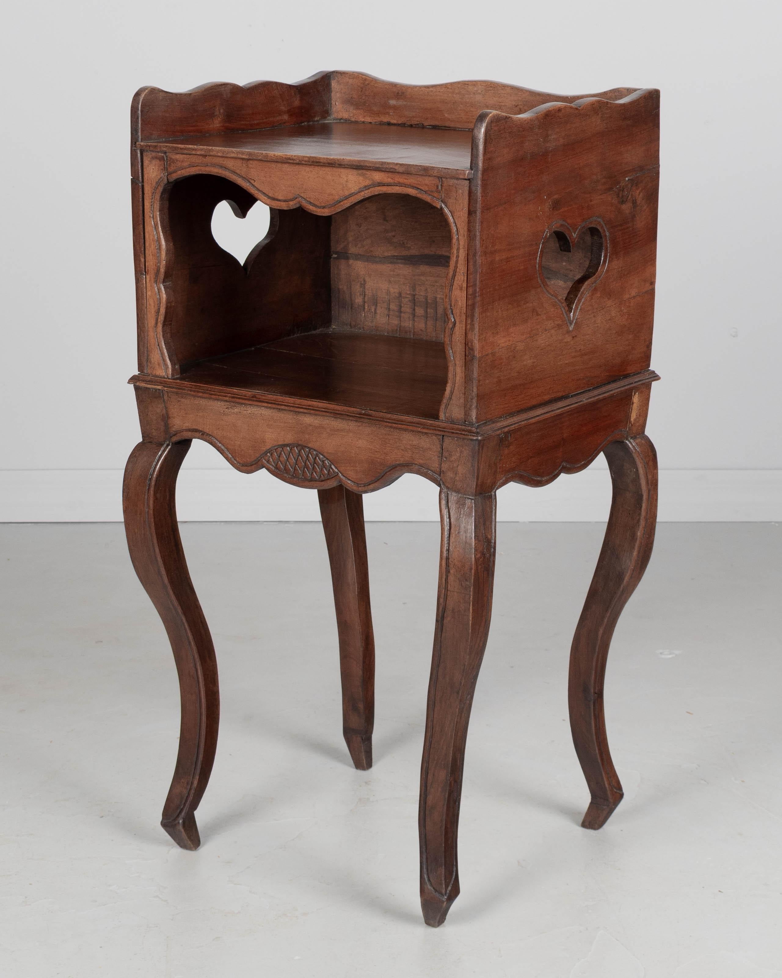 Français Table d'appoint ou table de nuit Louis XV en vente