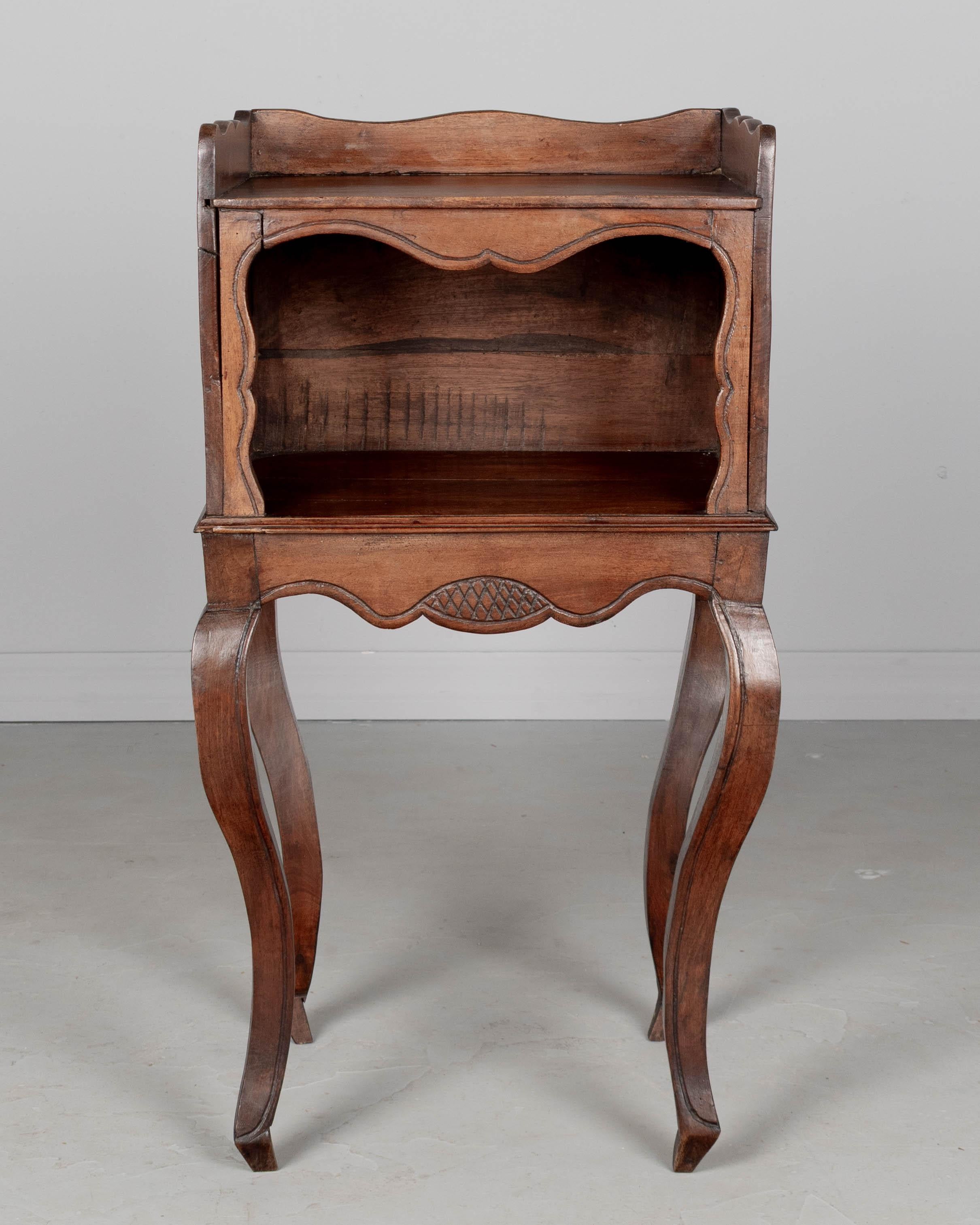 Fait main Table d'appoint ou table de nuit Louis XV en vente