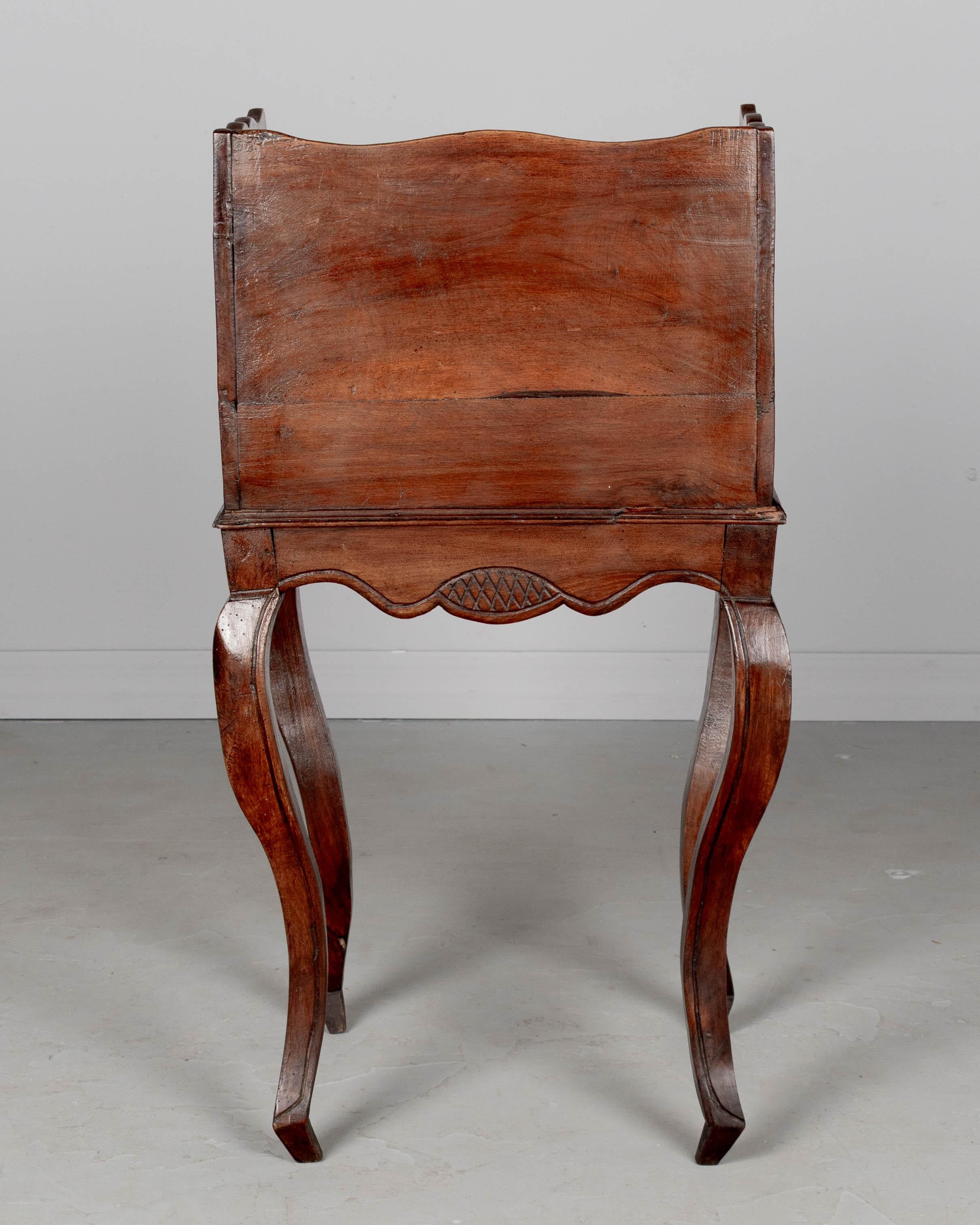 Table d'appoint ou table de nuit Louis XV Bon état - En vente à Winter Park, FL