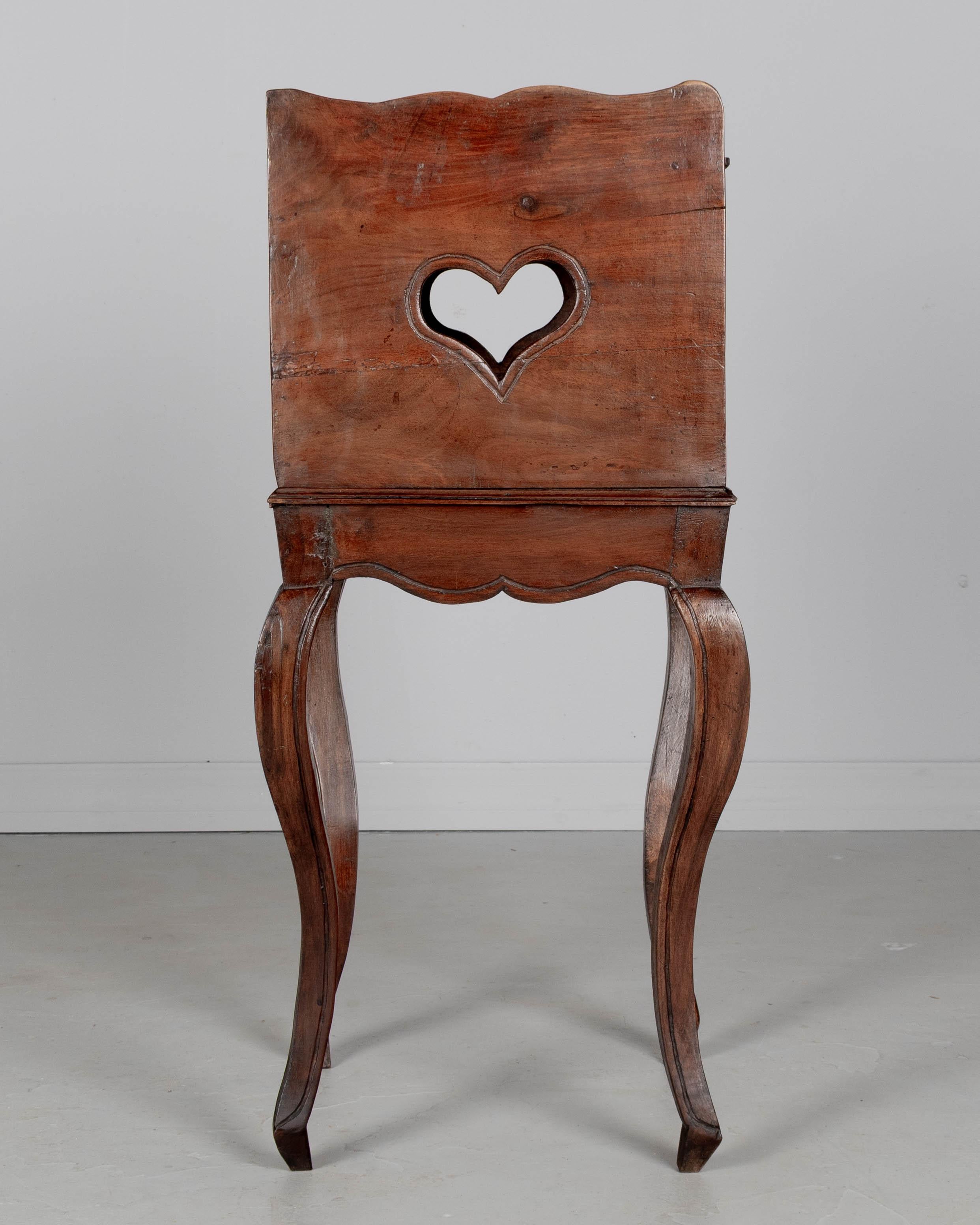 20ième siècle Table d'appoint ou table de nuit Louis XV en vente