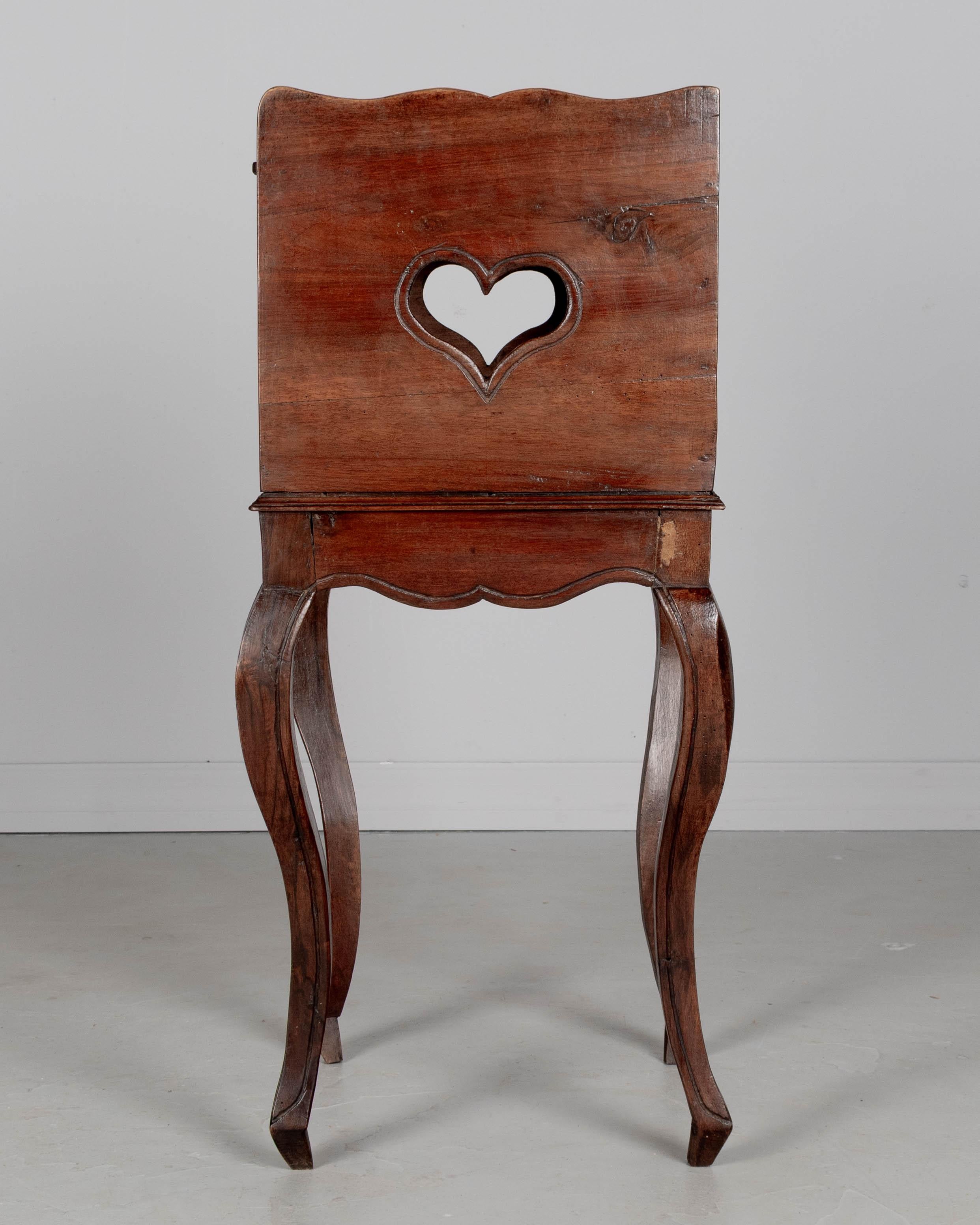 Noyer Table d'appoint ou table de nuit Louis XV en vente