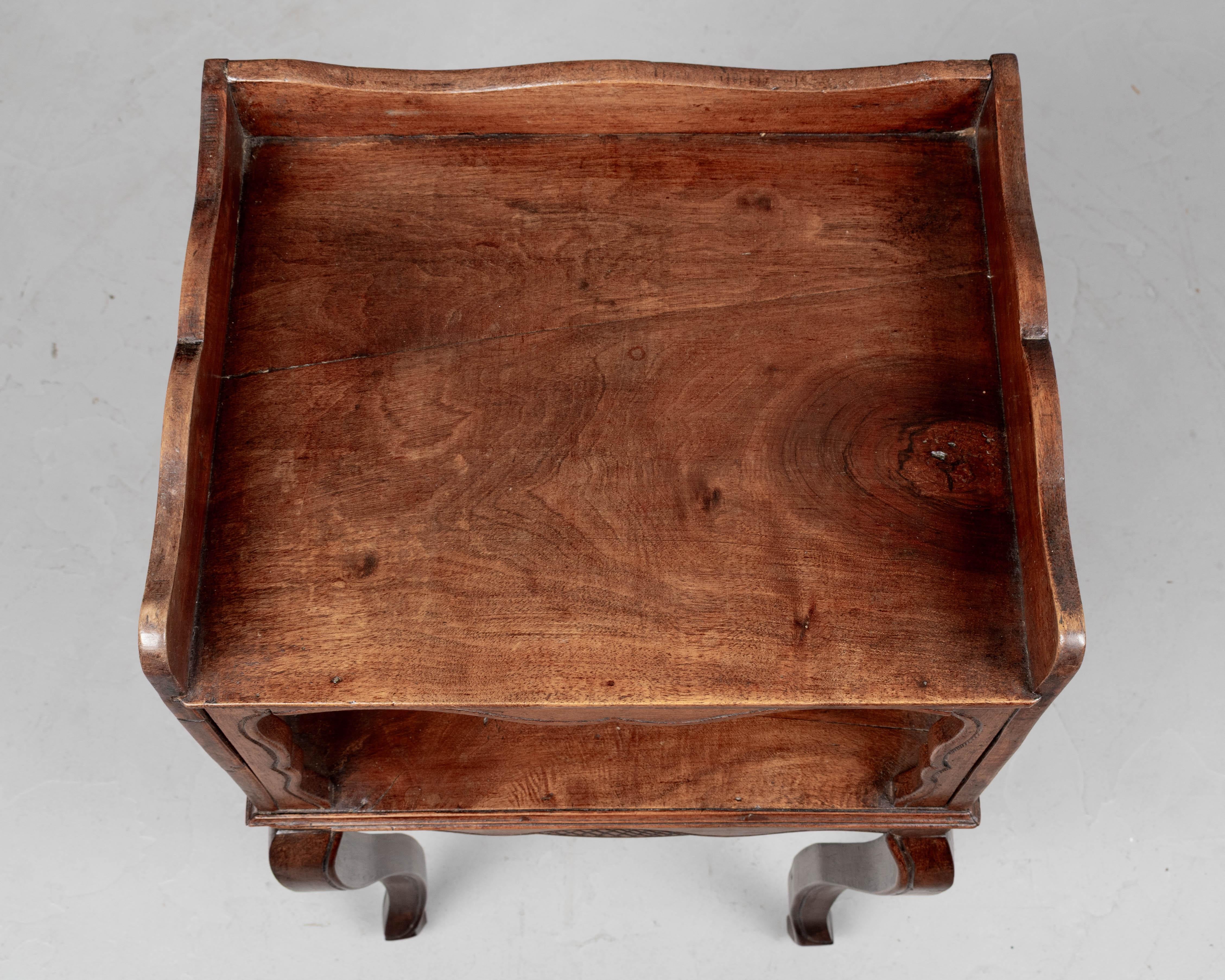 Table d'appoint ou table de nuit Louis XV en vente 1