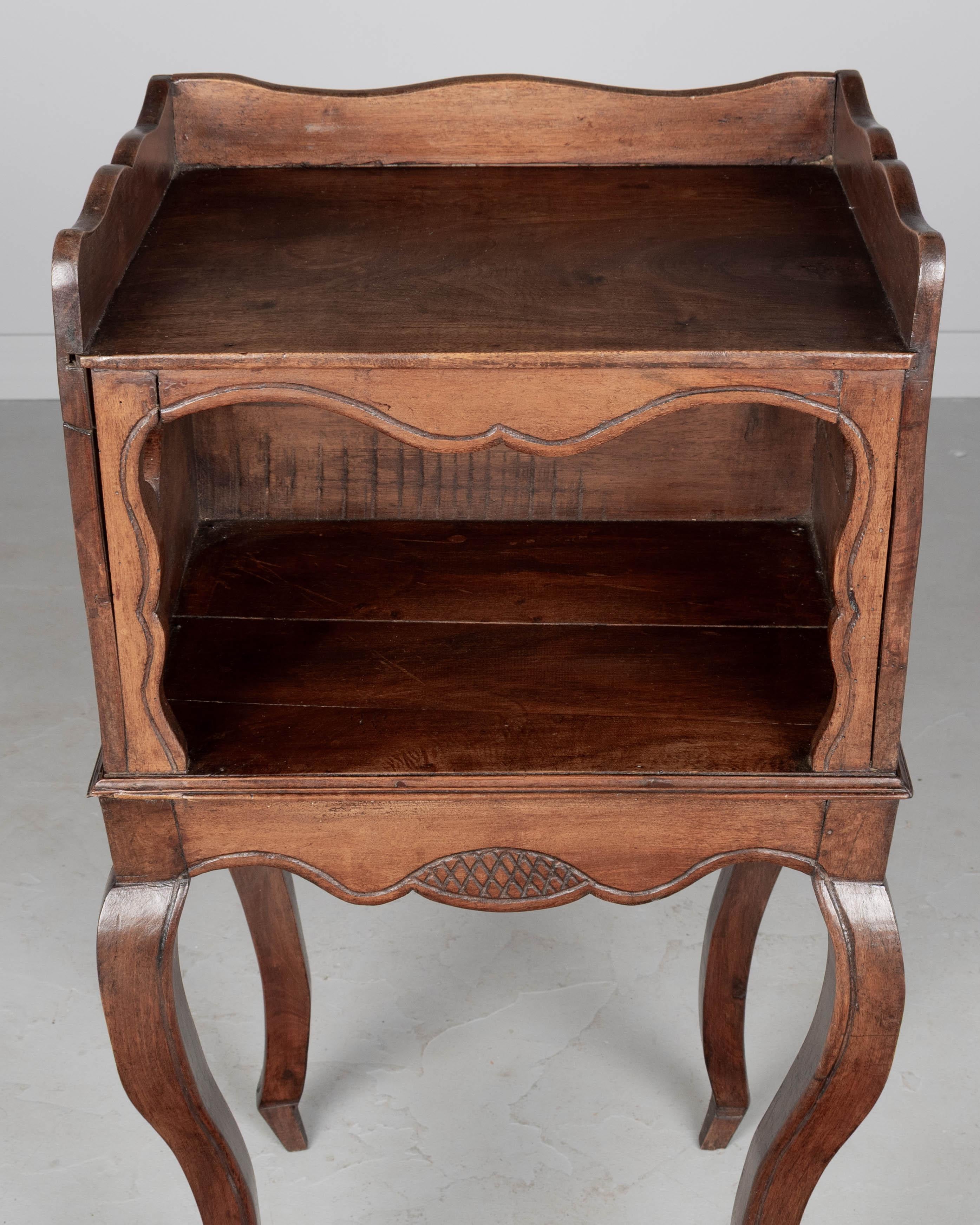 Table d'appoint ou table de nuit Louis XV en vente 2