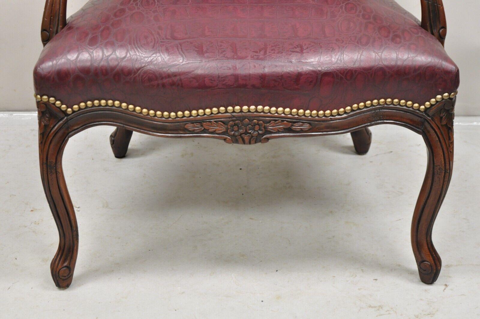 Französischer Landhaus-Sessel im Louis-XV-Stil aus burgunderrotem Leder mit Rindslederimitat im Zustand „Gut“ im Angebot in Philadelphia, PA