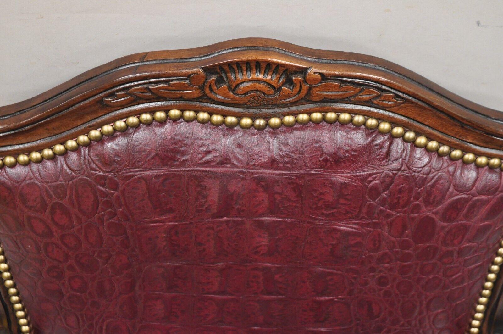 Französischer Landhaus-Sessel im Louis-XV-Stil aus burgunderrotem Leder mit Rindslederimitat im Angebot 1