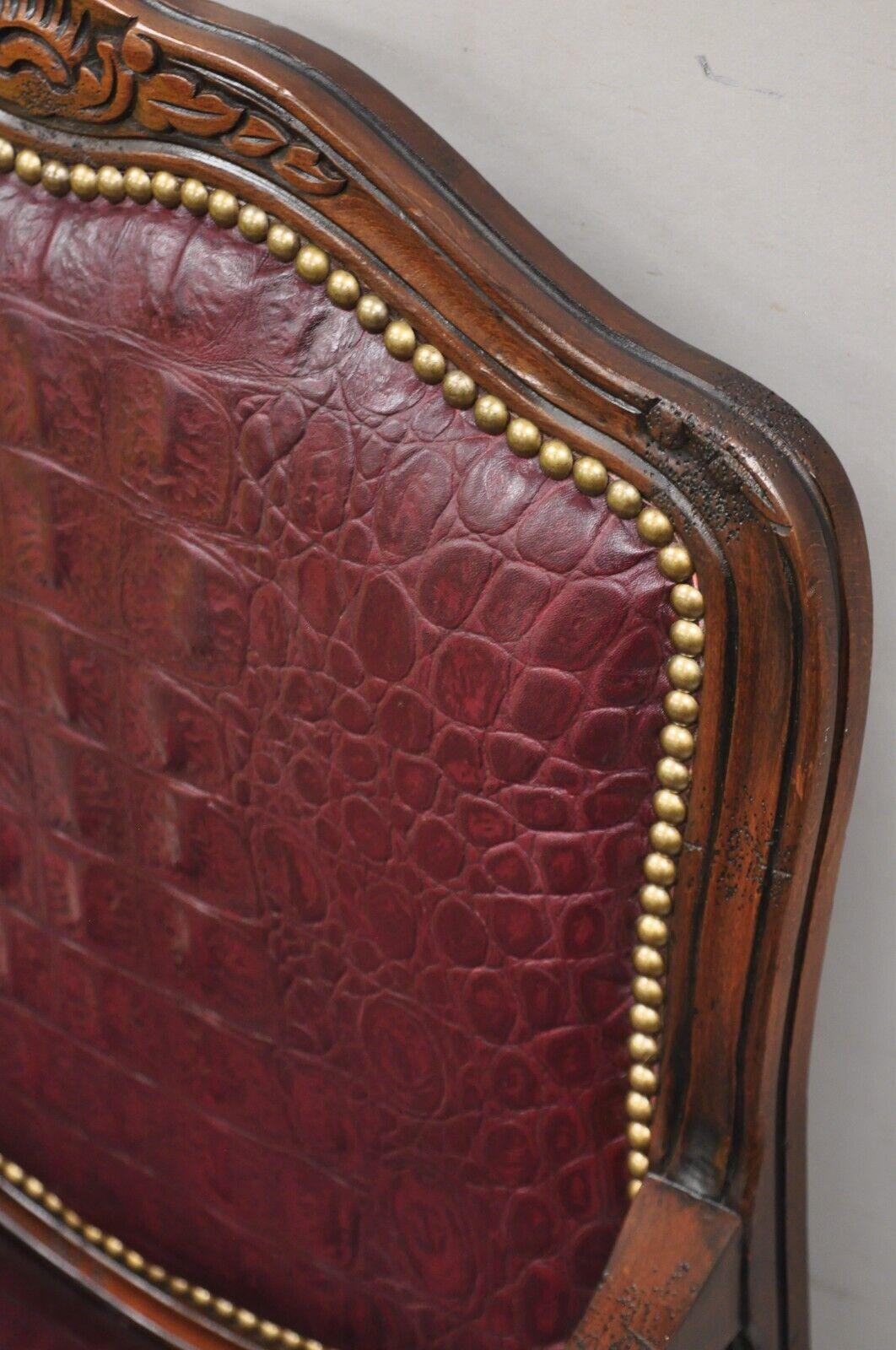 Französischer Landhaus-Sessel im Louis-XV-Stil aus burgunderrotem Leder mit Rindslederimitat im Angebot 2