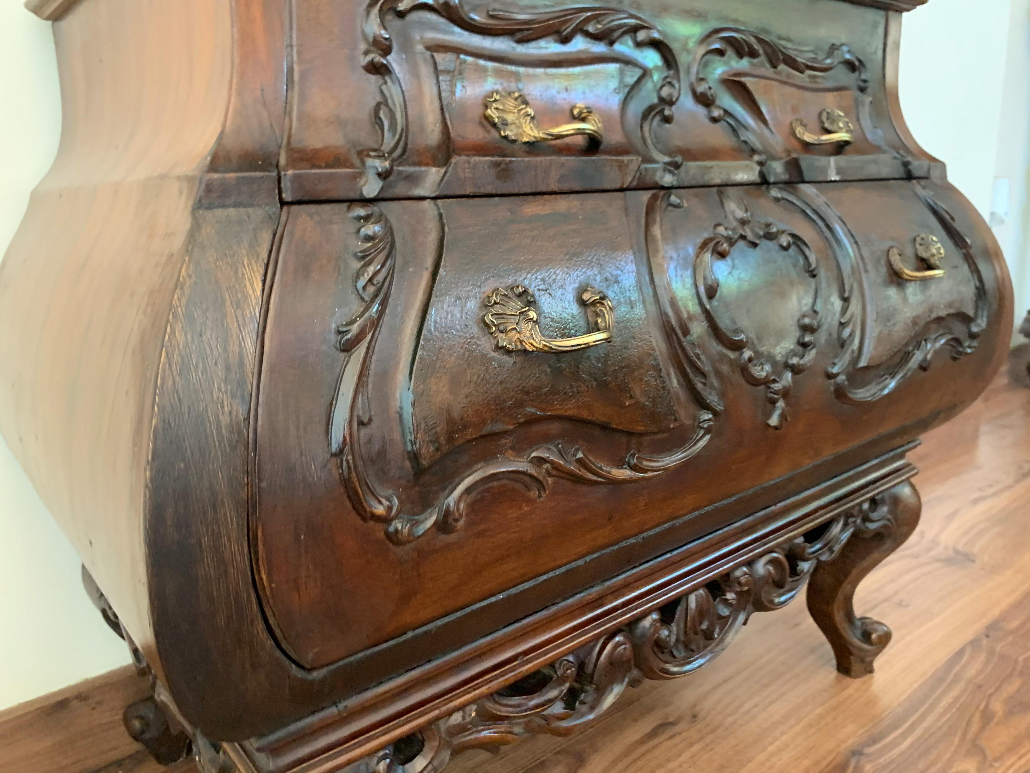 Commode à tiroirs en noyer de style Louis XV sculpté en forme de bombe en vente 2