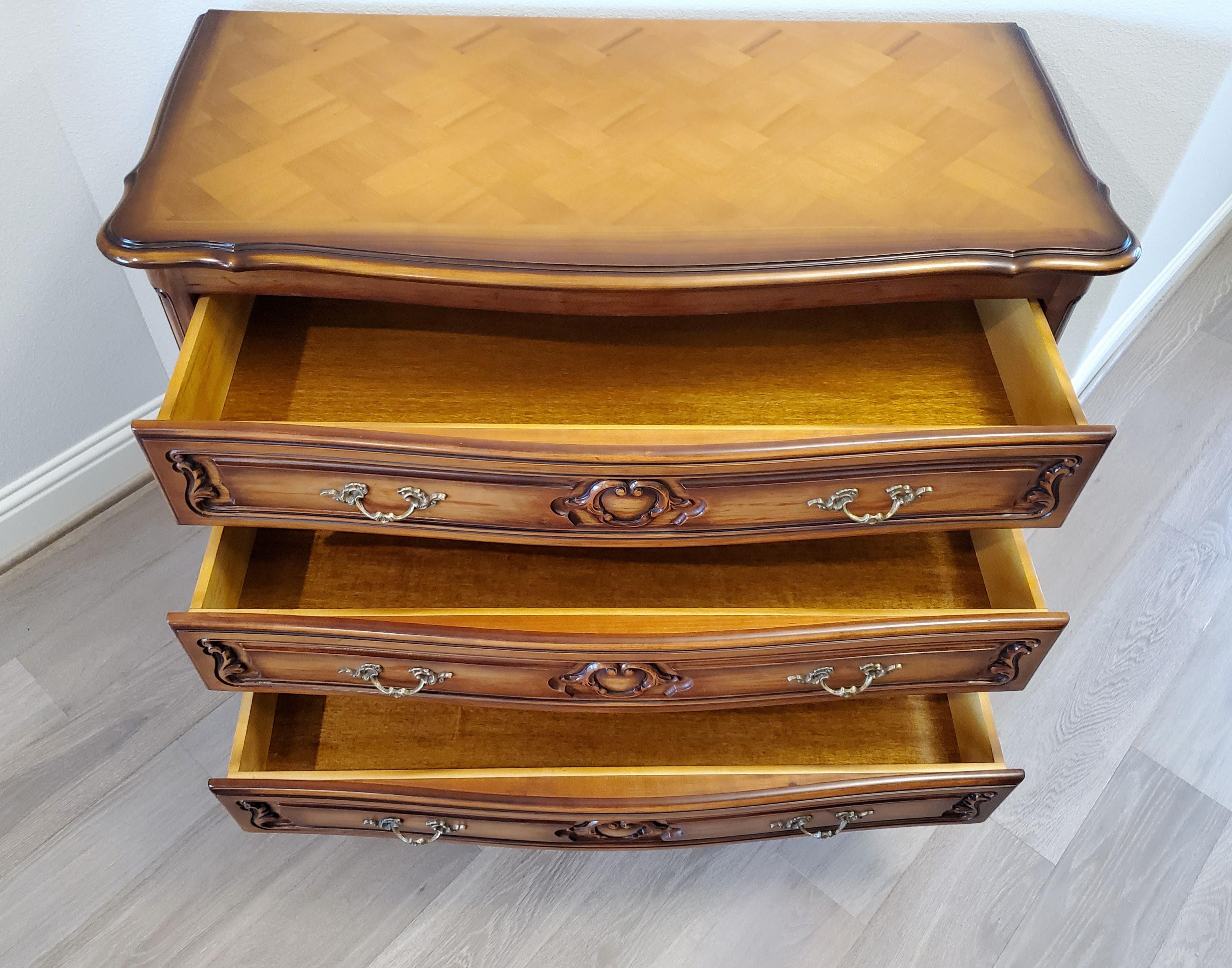 Acajou Commode française de style Louis XV signée JP Ehalt Country en vente