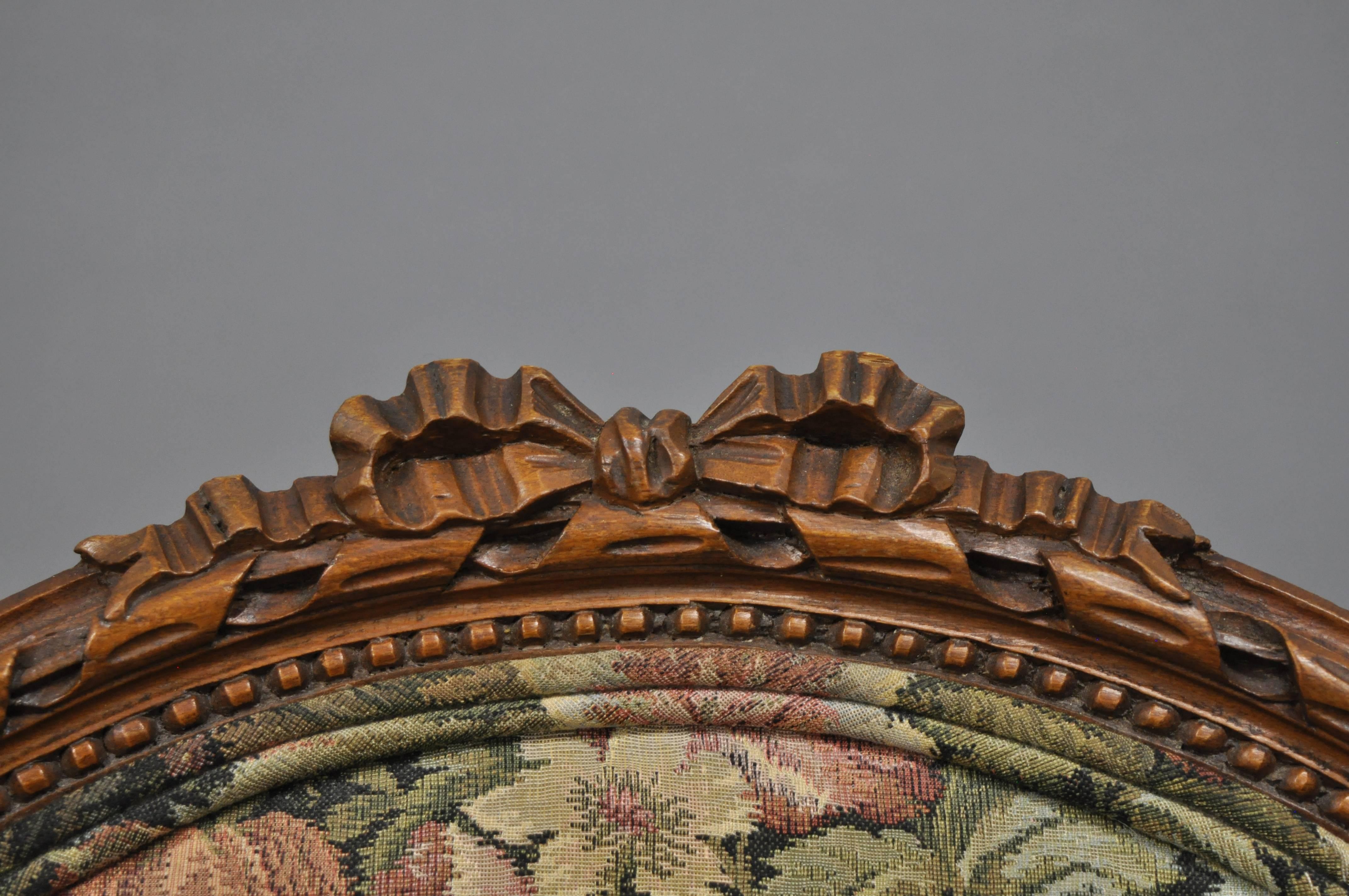 Paar Französisch Land Louis XV Stil fein geschnitzt Runde zurück Nussbaum Arm Stühle (Louis XV.) im Angebot