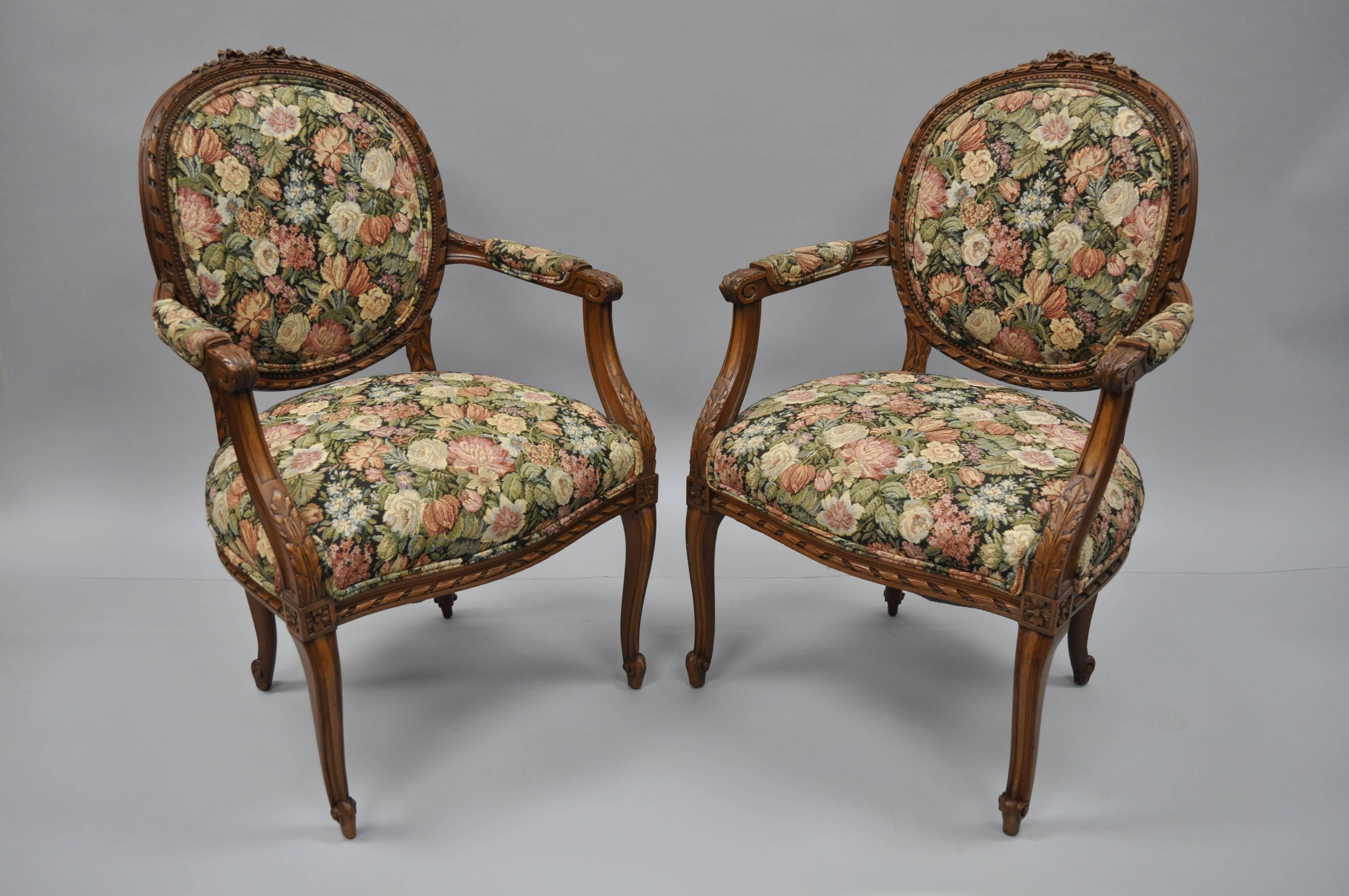 Paar Französisch Land Louis XV Stil fein geschnitzt Runde zurück Nussbaum Arm Stühle (Geschnitzt) im Angebot