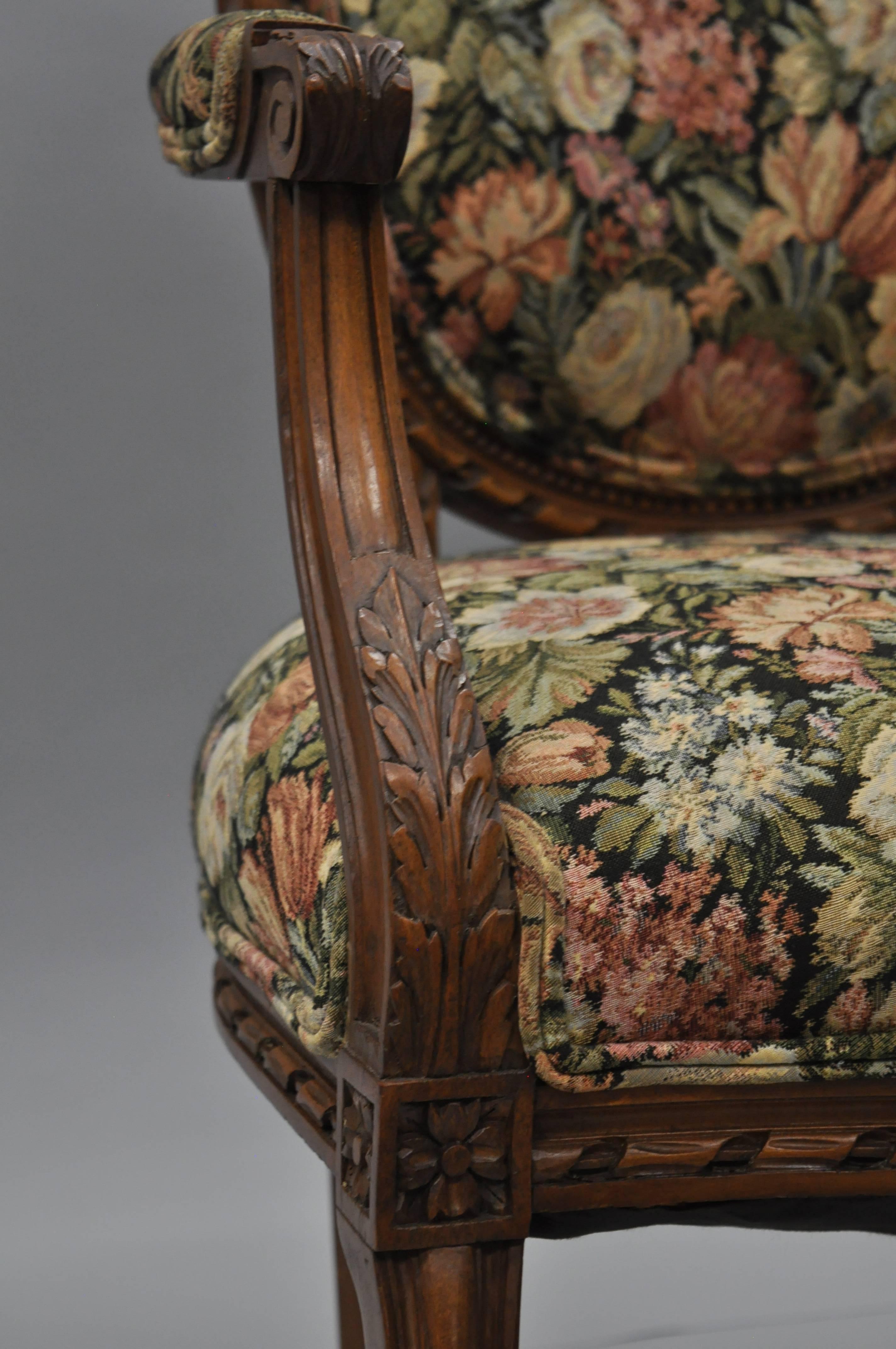 Paar Französisch Land Louis XV Stil fein geschnitzt Runde zurück Nussbaum Arm Stühle im Zustand „Gut“ im Angebot in Philadelphia, PA