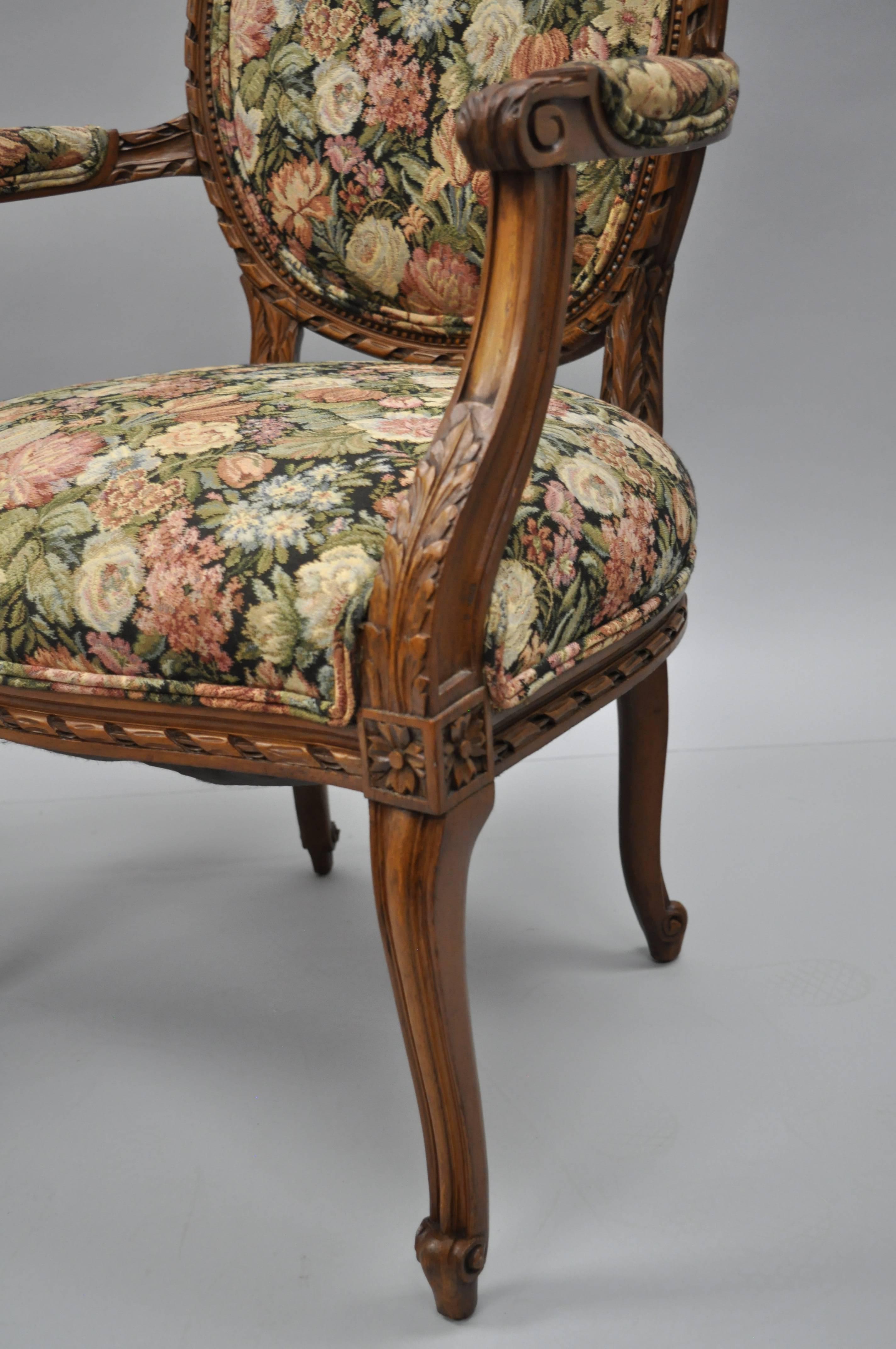 Paar Französisch Land Louis XV Stil fein geschnitzt Runde zurück Nussbaum Arm Stühle (Mitte des 20. Jahrhunderts) im Angebot