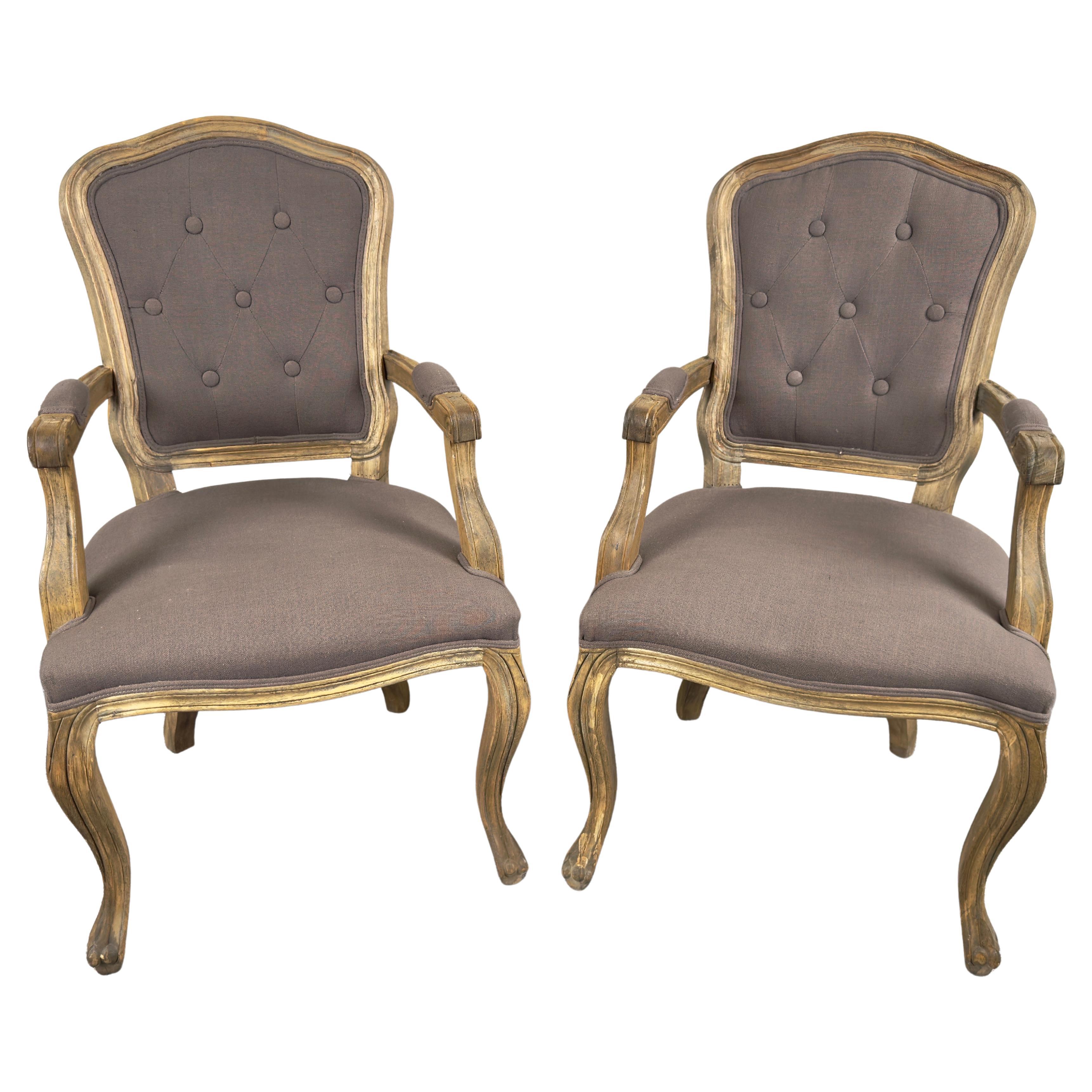 Sedia Bergere in stile French Country Luigi XV con tappezzeria grigio lavanda, una coppia