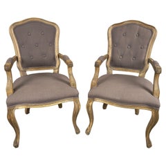 Sedia Bergere in stile French Country Luigi XV con tappezzeria grigio lavanda, una coppia