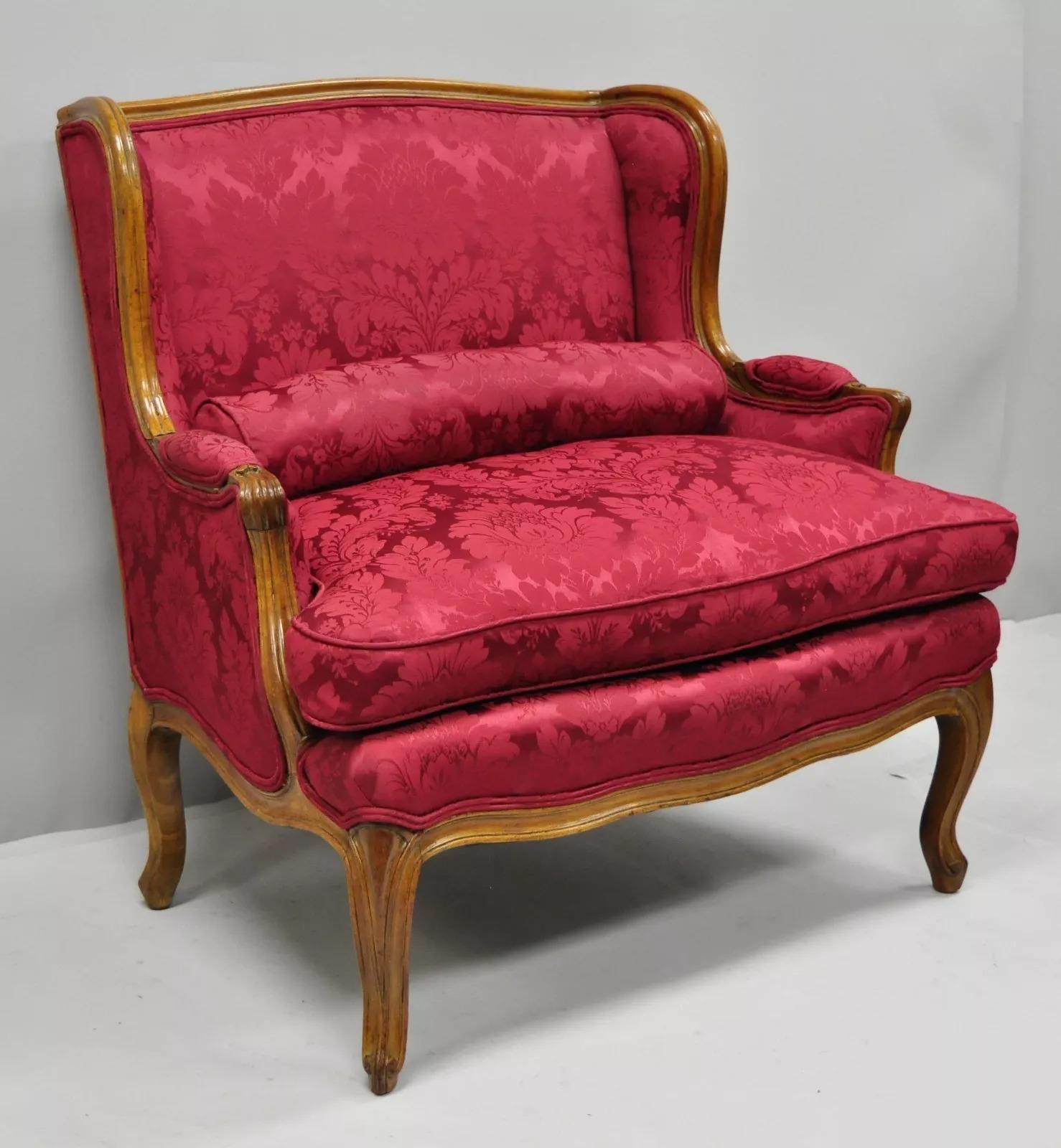 Antique French Country Louis XV Style Carved Mahogany Settee Loveseat. L'articolo presenta un cuscino parzialmente imbottito in piuma d'oca, cuscino bolster, struttura in legno massiccio e gambe a cabriola. Circa all'inizio del XX secolo. Misure:
