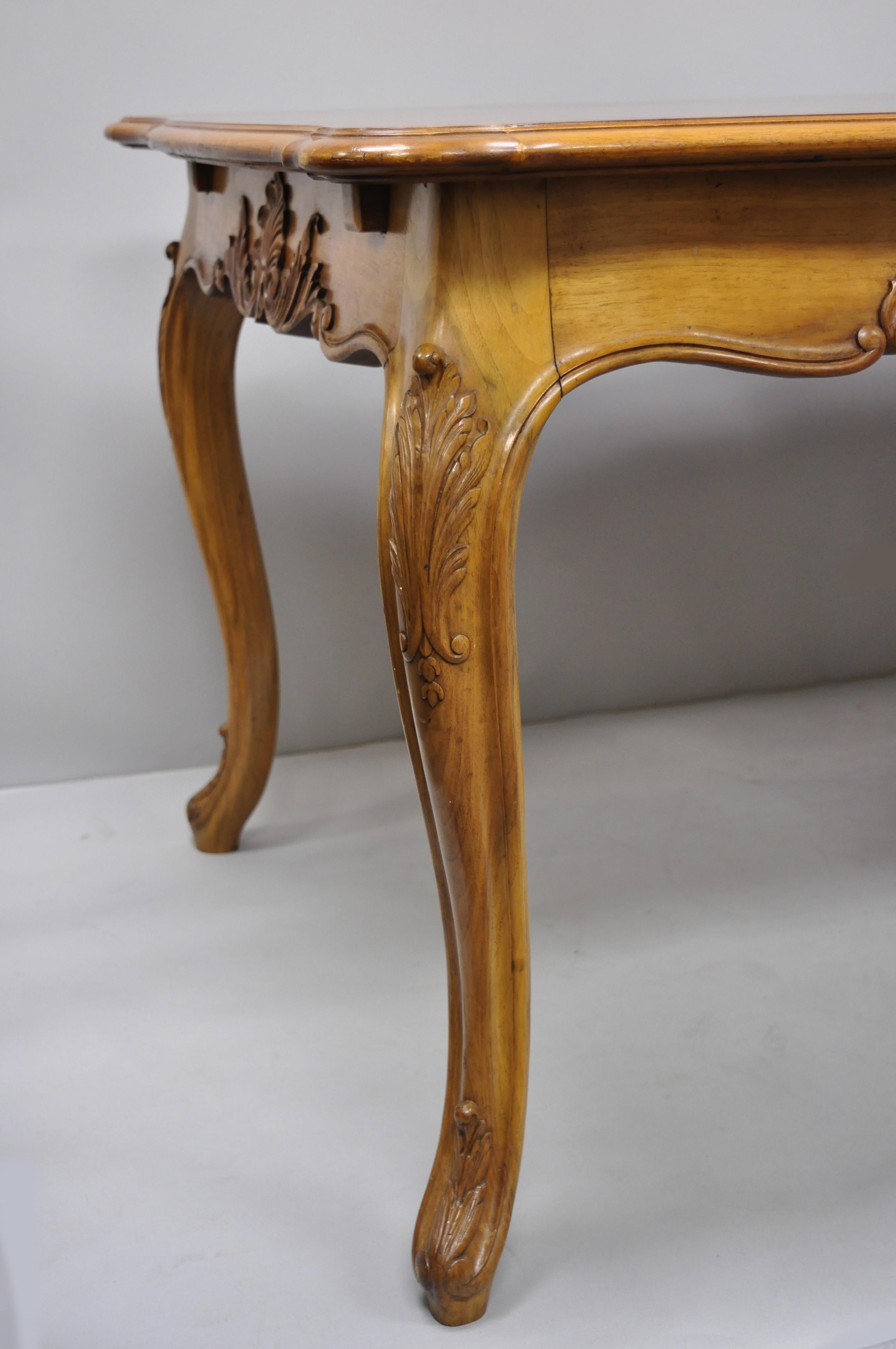 French Country Louis XV Style Shell Carved Walnut Dining Table with Two Leaves In Good Condition In Philadelphia, PA