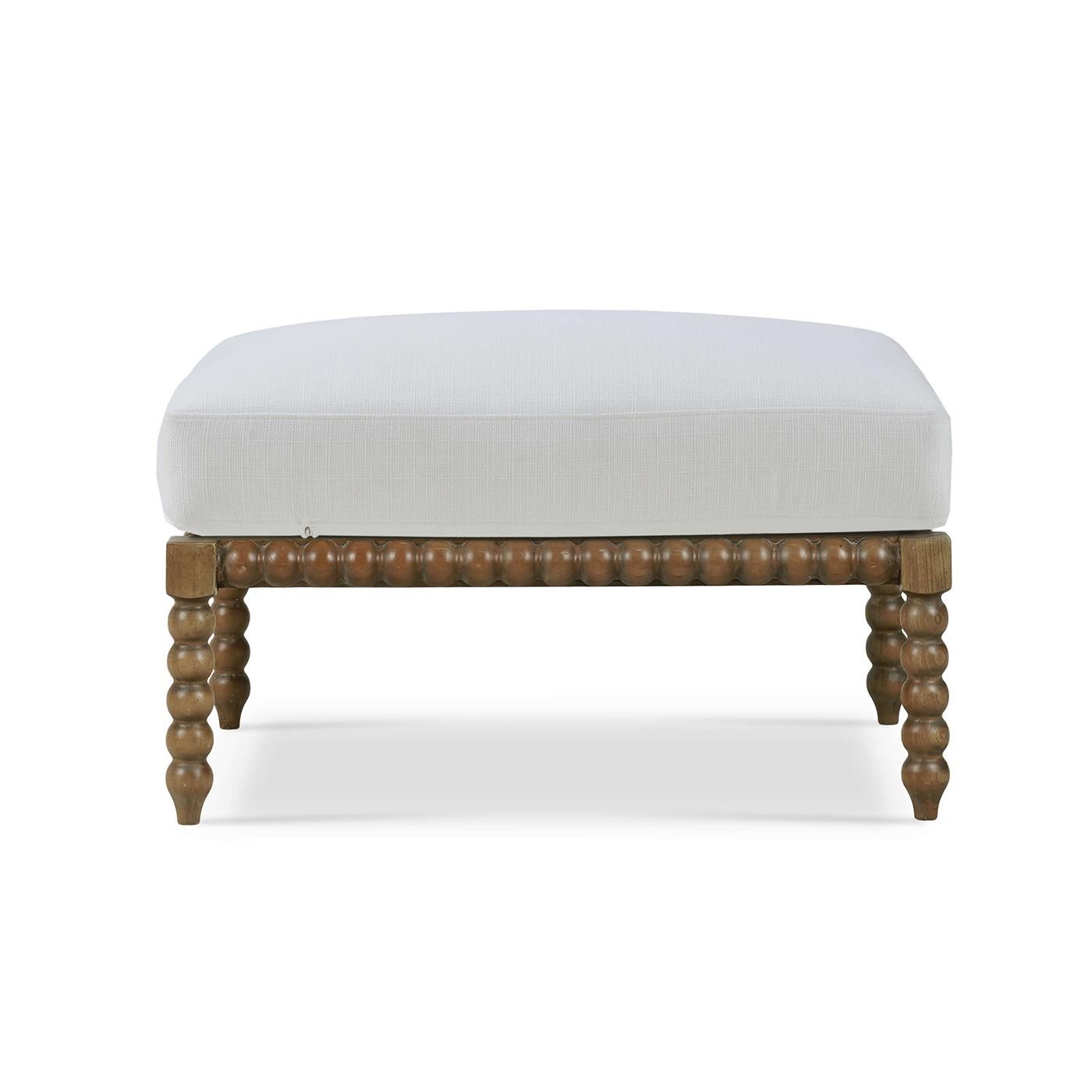 Un mélange parfait d'élégance traditionnelle et de confort moderne. Cette charmante pièce est dotée d'un cadre unique en forme de fuseau et d'une finition lavée à la paille, ajoutant une touche de style campagnard français classique à n'importe