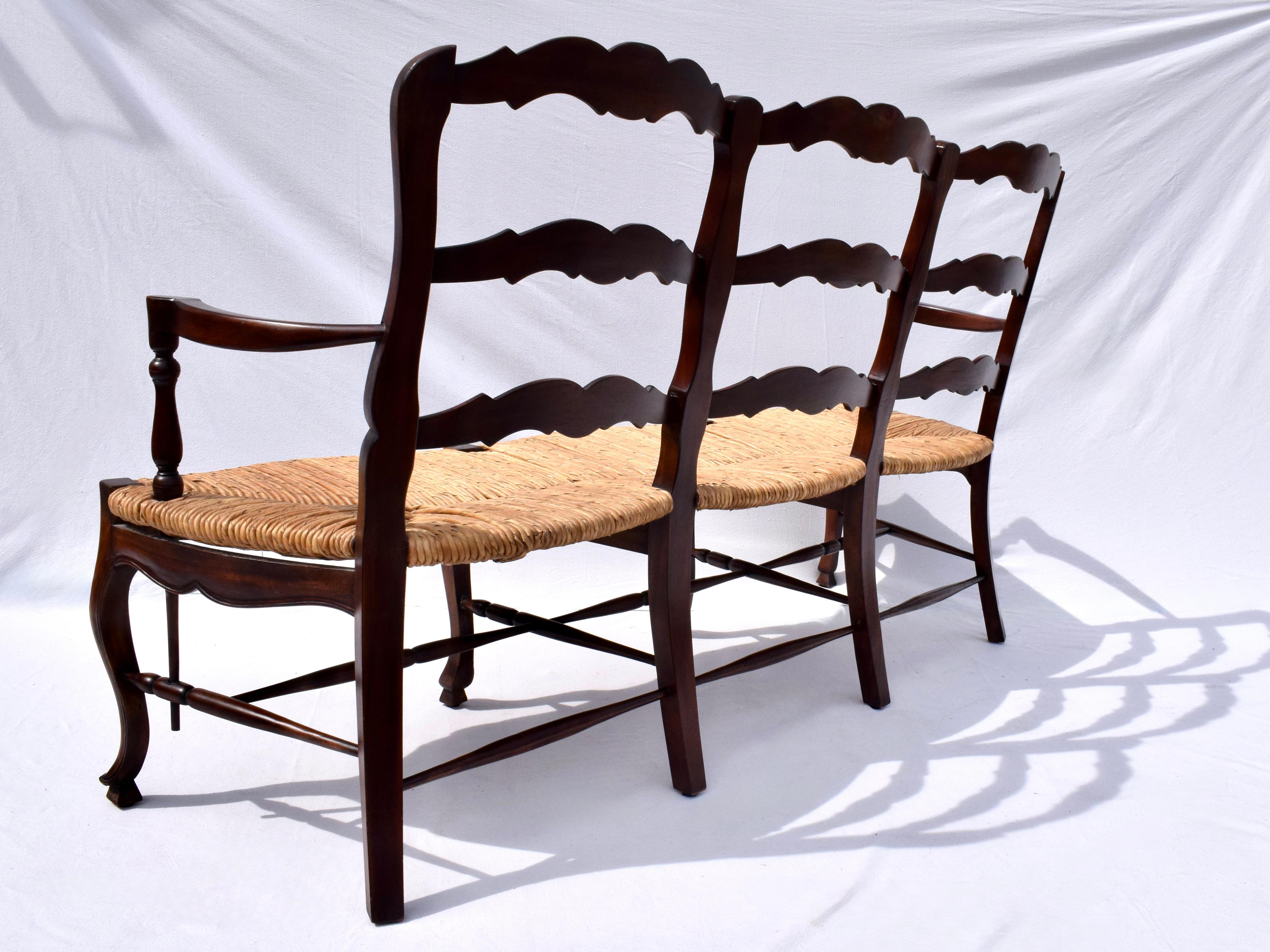 Banc à joncs en acajou de style campagnard français en vente 3