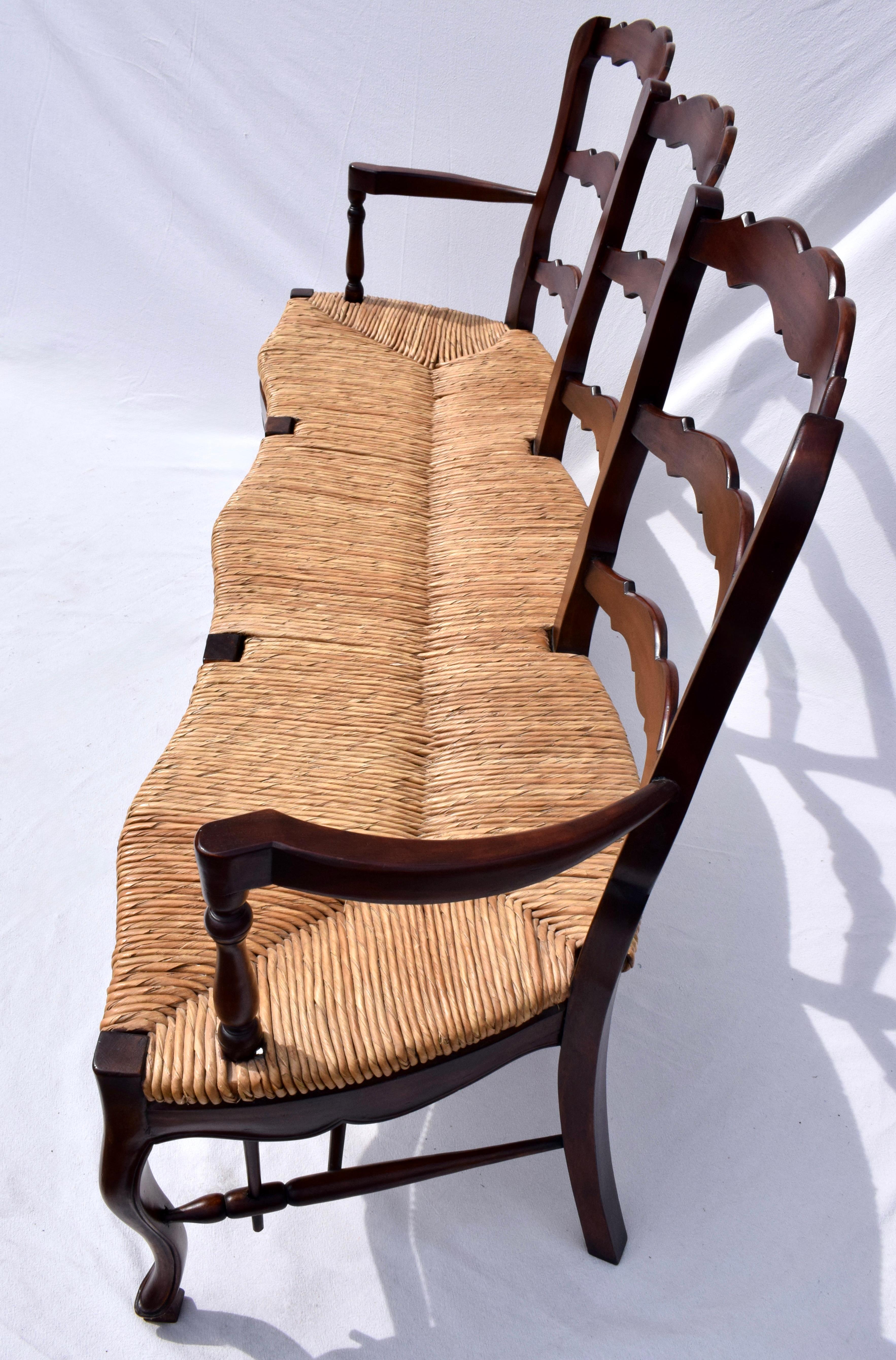 Banc à joncs en acajou de style campagnard français Bon état - En vente à Southampton, NJ
