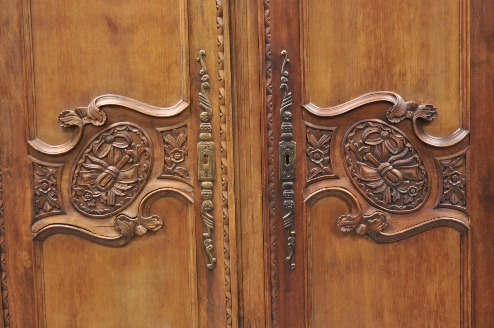 Französisch Land Normandie Frankreich geschnitzt Nussbaum große Garderobe Schrank Schrank (Sonstiges) im Angebot