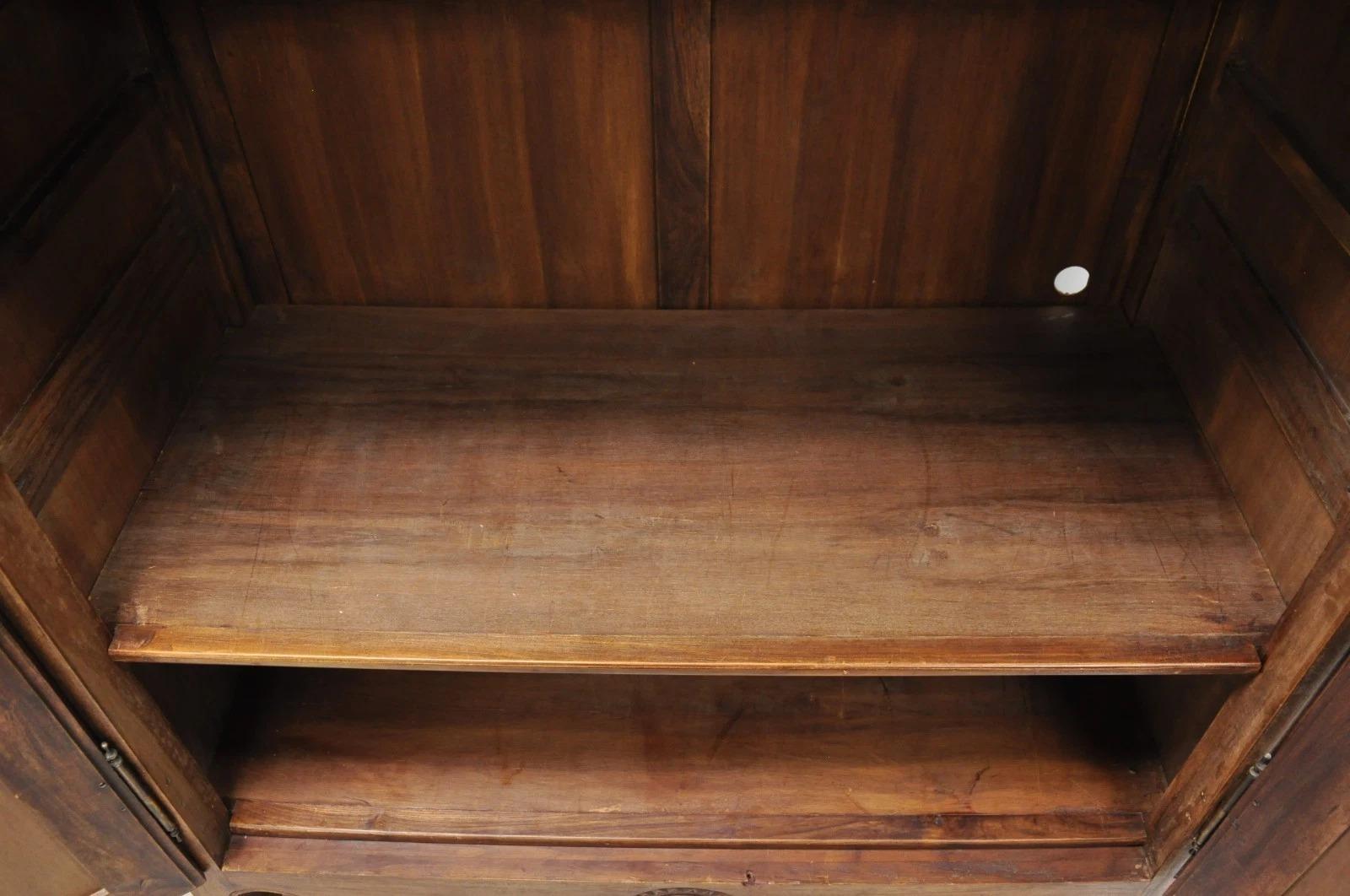 Französisch Land Normandie Frankreich geschnitzt Nussbaum große Garderobe Schrank Schrank (Walnuss) im Angebot