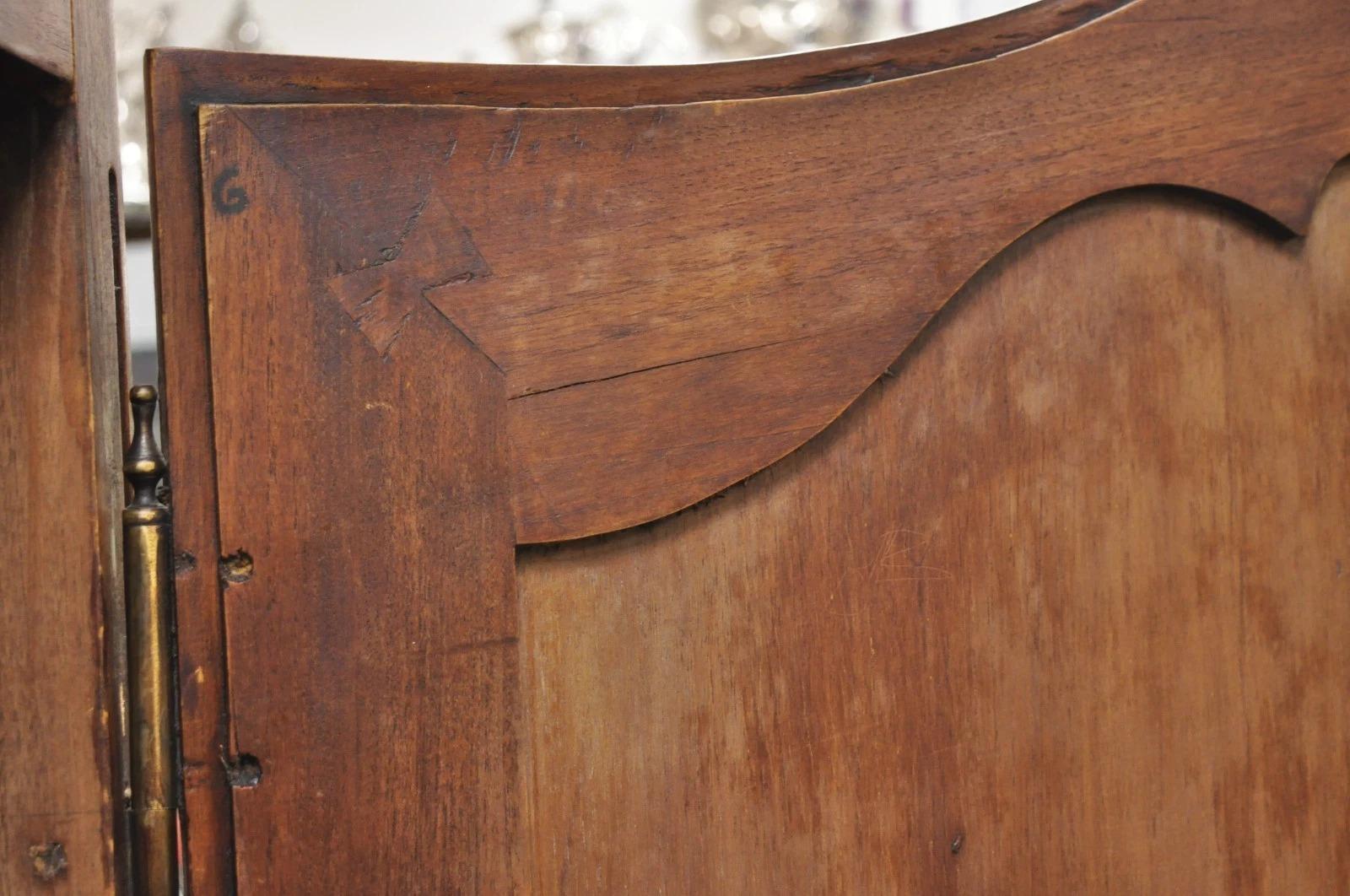 Französisch Land Normandie Frankreich geschnitzt Nussbaum große Garderobe Schrank Schrank im Angebot 1