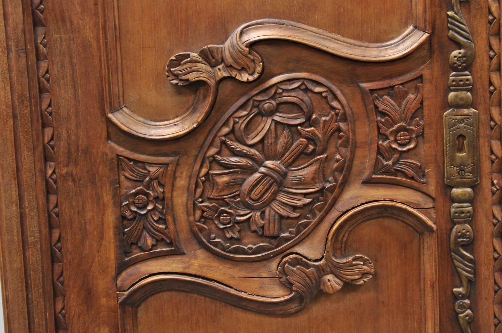 Französisch Land Normandie Frankreich geschnitzt Nussbaum große Garderobe Schrank Schrank im Angebot 2