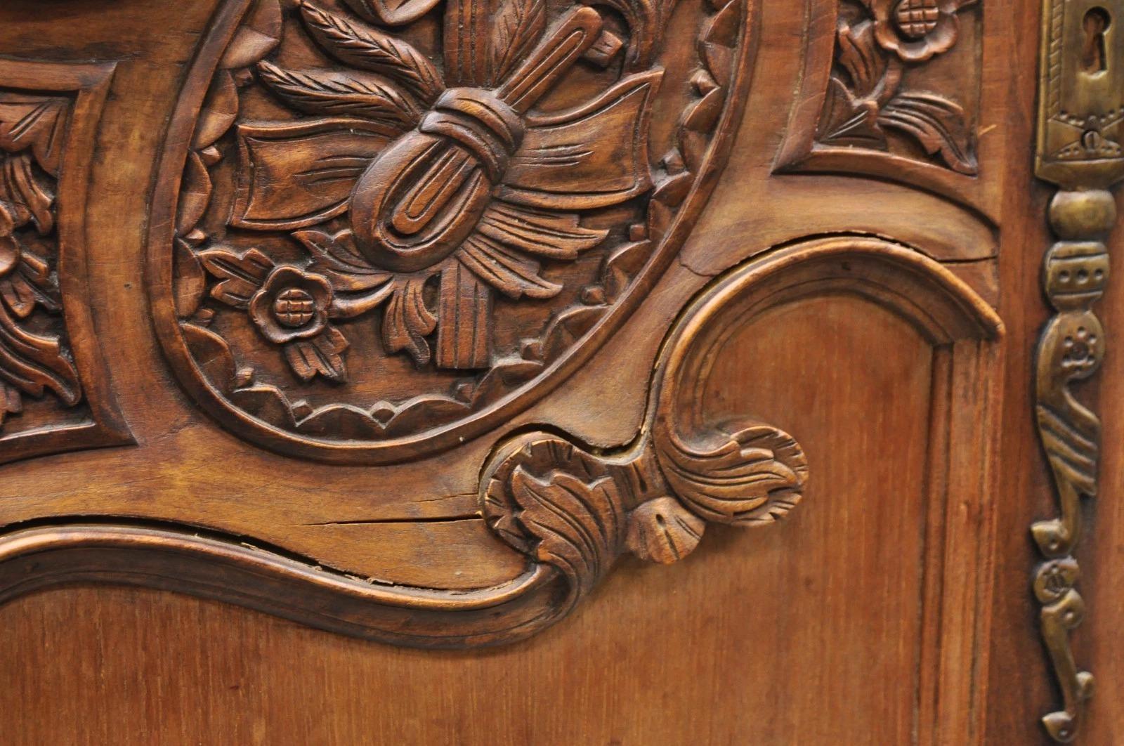 Französisch Land Normandie Frankreich geschnitzt Nussbaum große Garderobe Schrank Schrank im Angebot 3