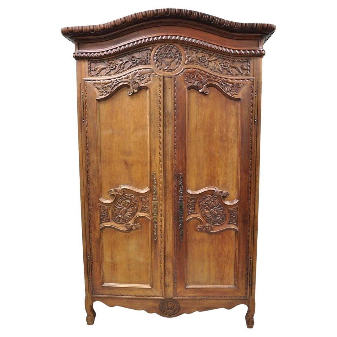 Armoire de rangement en noyer sculpté, de style normand