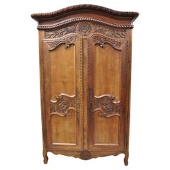 Armoire de rangement en noyer sculpté, de style normand