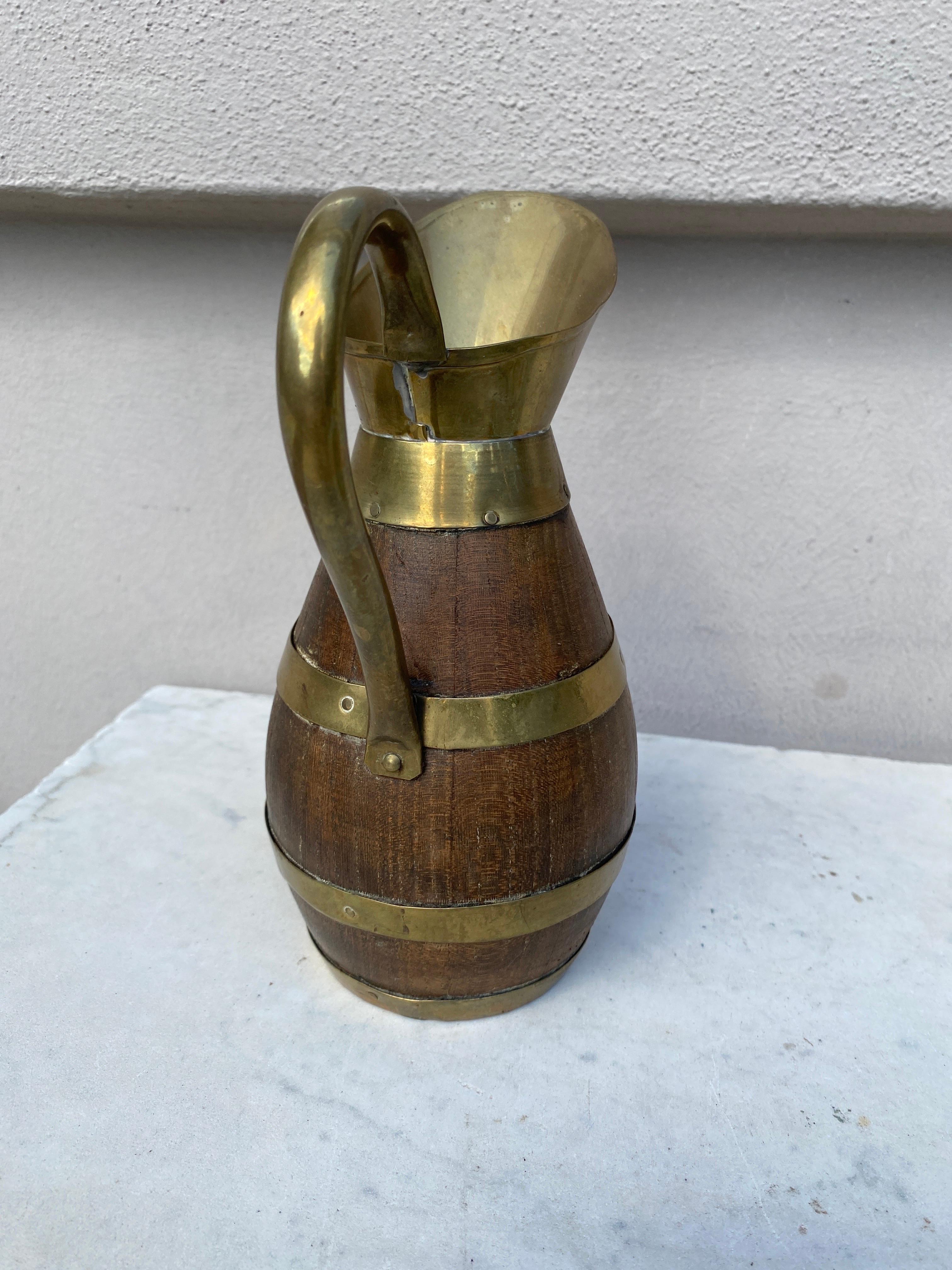 Rustico Brocca da vino French Country Oak e ottone in vendita