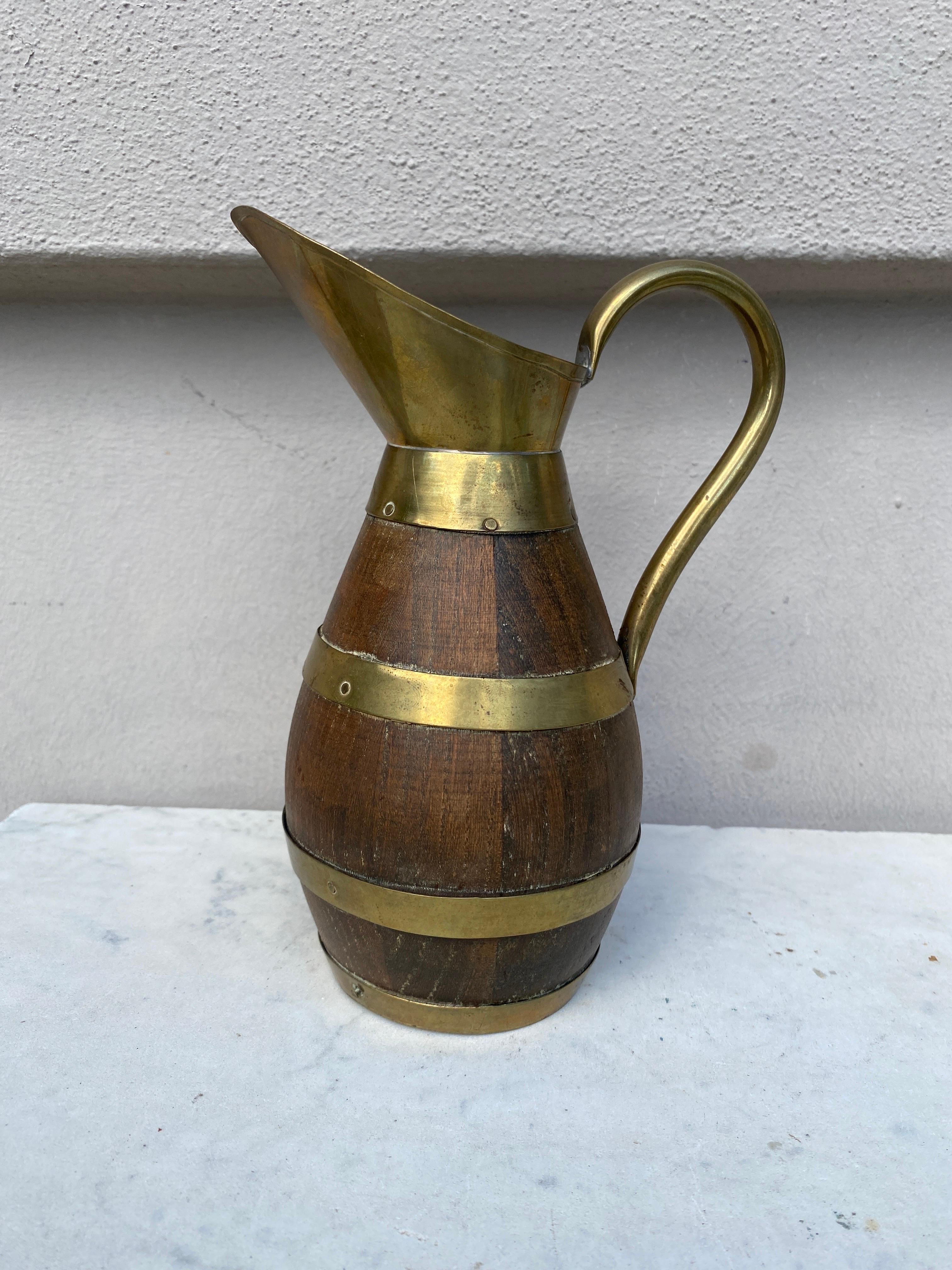 Francese Brocca da vino French Country Oak e ottone in vendita