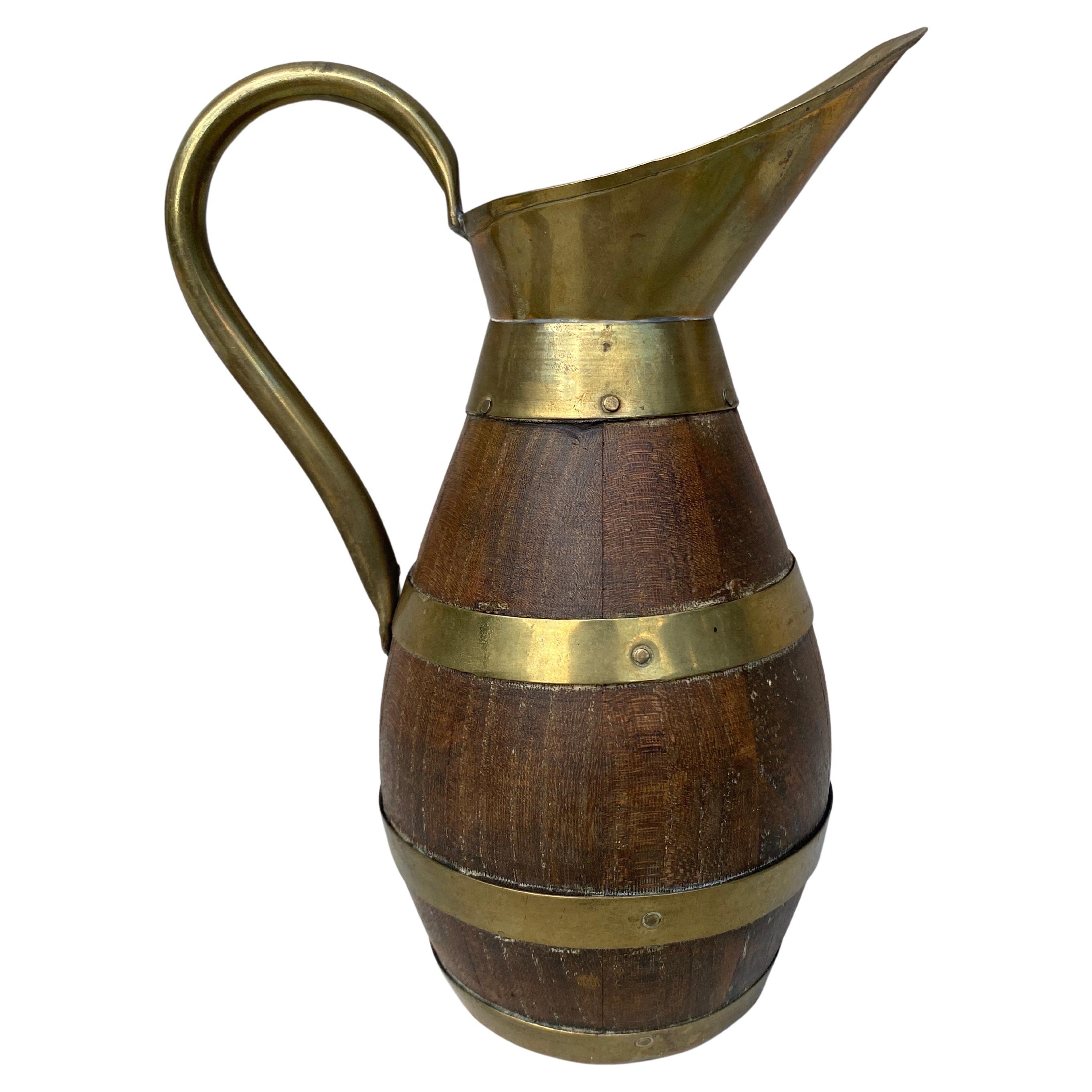 Brocca da vino French Country Oak e ottone in vendita