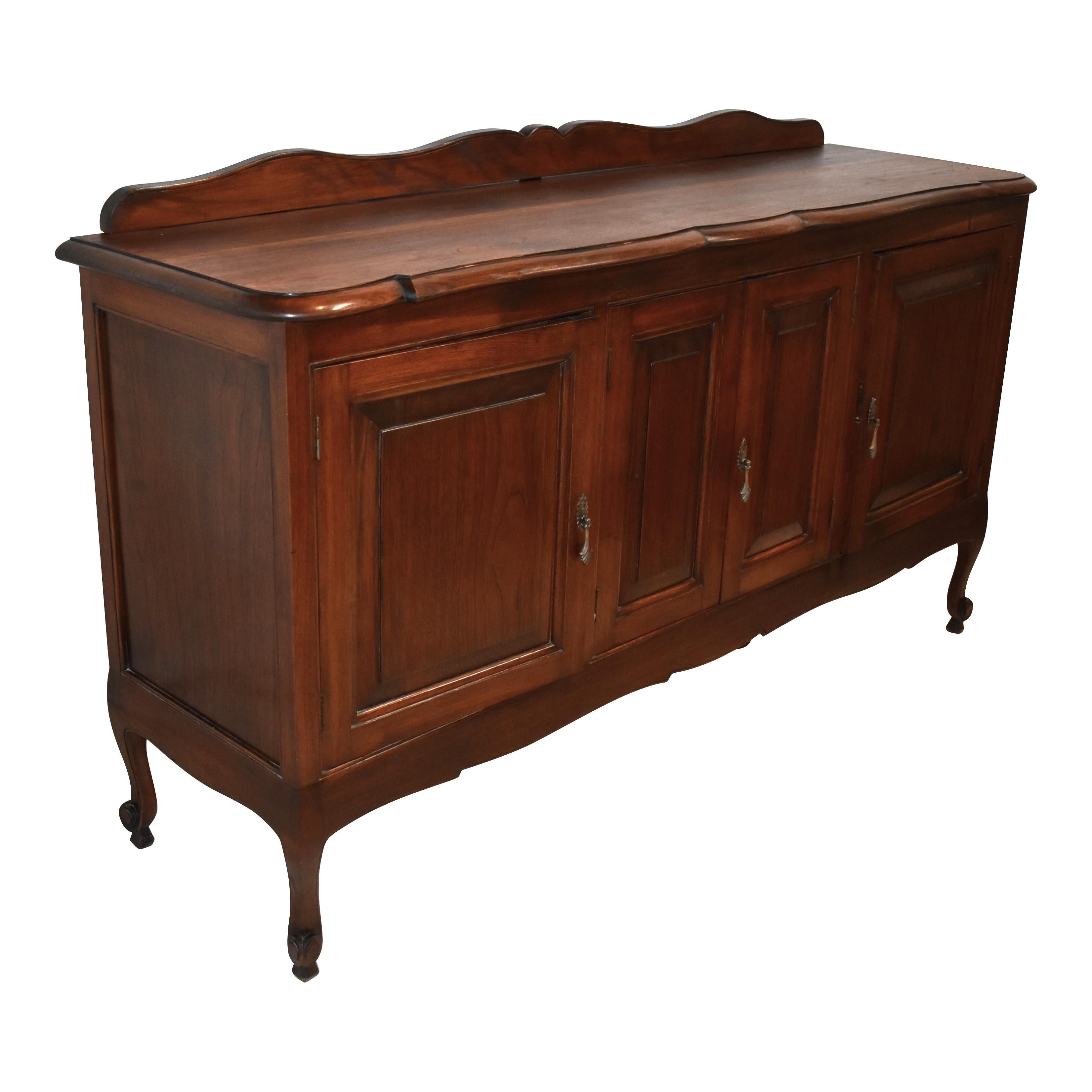 Ispirato da una combinazione di semplicità e linee morbide e aggraziate tipiche dei mobili in stile country francese, questo bellissimo buffet è stato realizzato all'inizio del XX secolo in legno di quercia e rifinito con un ricco colore scuro. Le