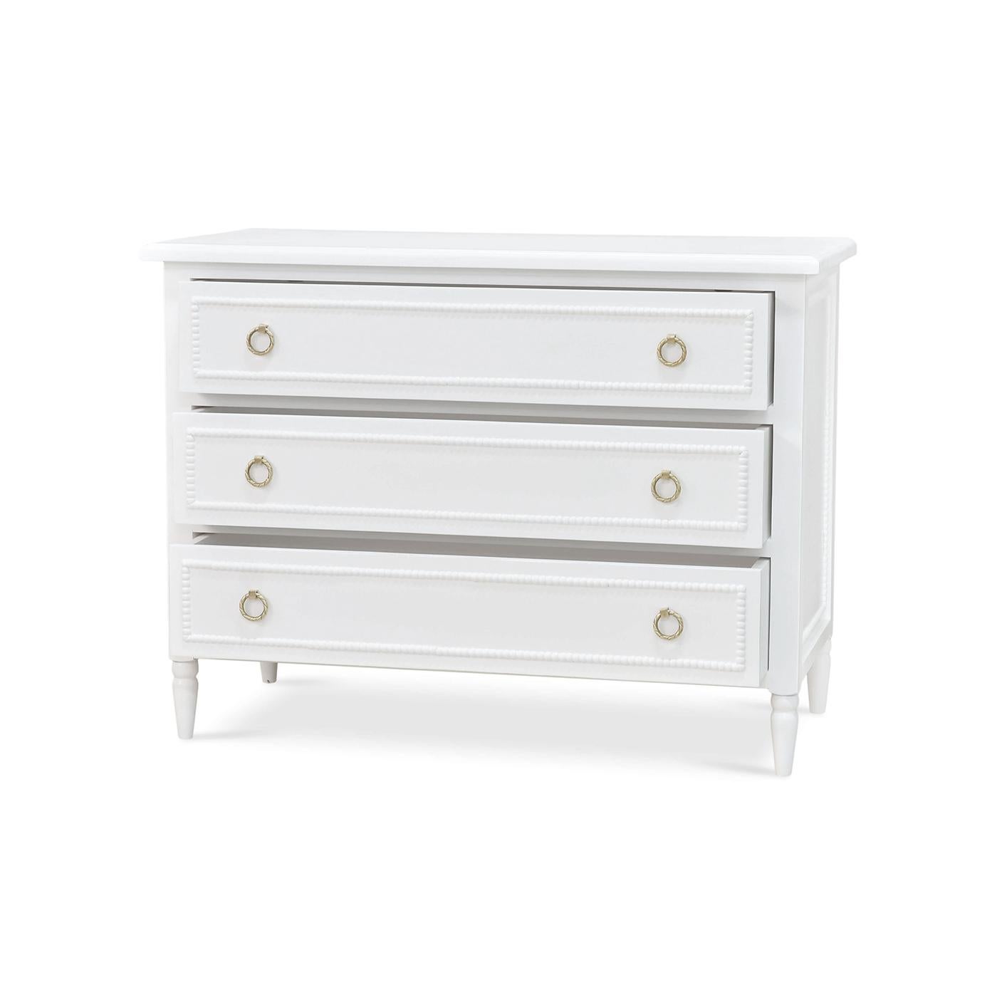 Fabriquée de manière experte et finie avec une peinture blanche architecturale légèrement vieillie, cette commode dégage un charme et une sophistication intemporels.

Avec ses trois tiroirs spacieux, il offre un grand espace de rangement pour vos