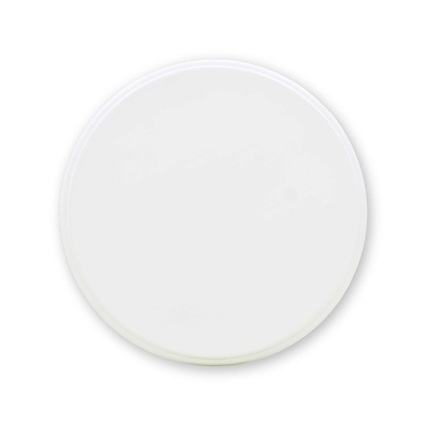 Un pezzo senza tempo che combina senza sforzo fascino rustico e design elegante. Questo tavolo con piedistallo rotondo presenta una struttura in legno massiccio con una finitura architettonica verniciata in bianco, che garantisce una lunga durata e