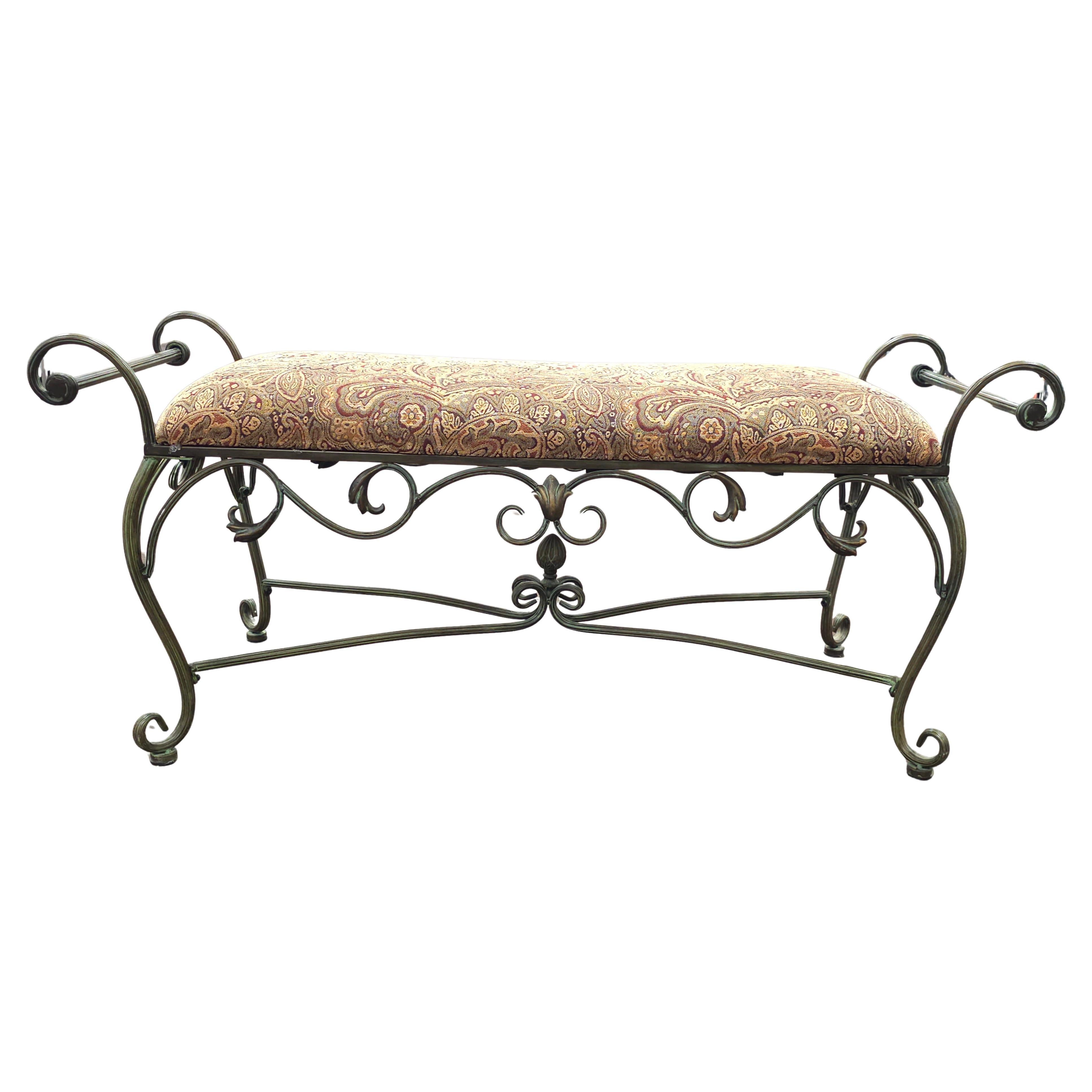 Banc d'entrée en métal et tapisserie en cuivre patiné de style campagne française