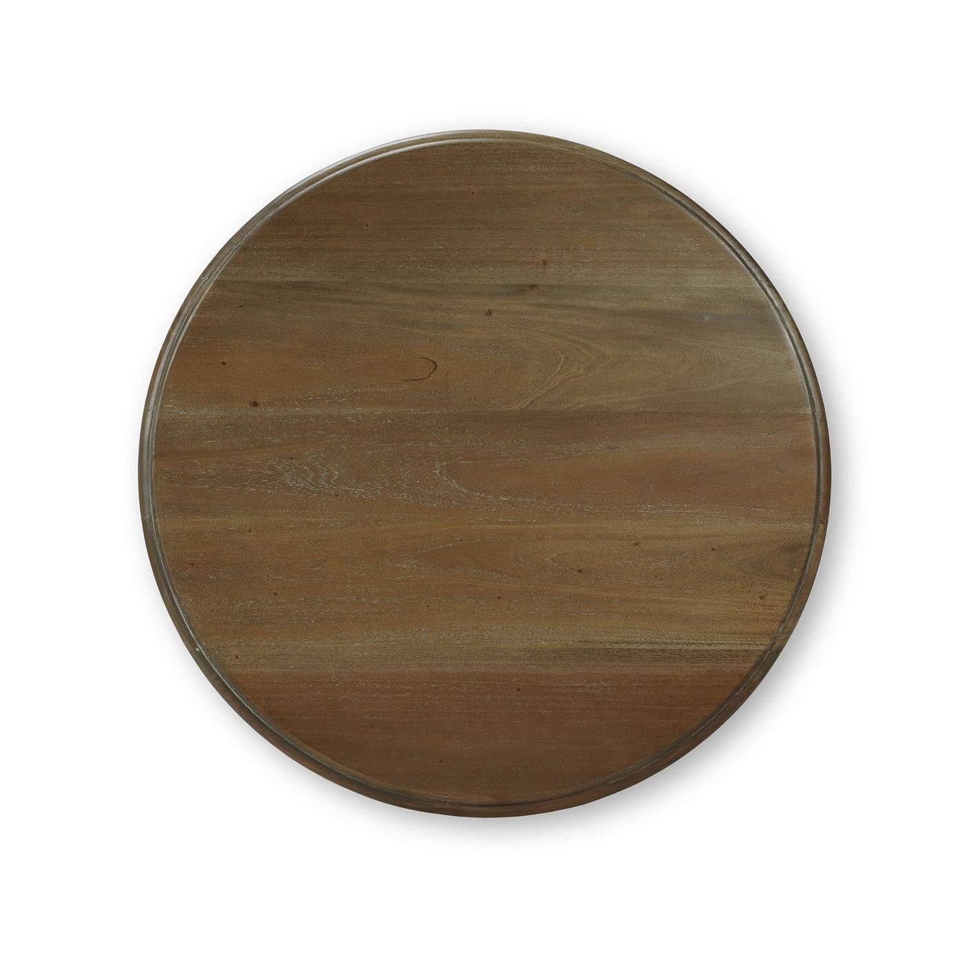 Un pezzo senza tempo che combina senza sforzo fascino rustico e design elegante. Questo tavolo rotondo con piedistallo è caratterizzato da una solida struttura in legno rifinita con la nostra finitura paglierino, che garantisce resistenza e fascino
