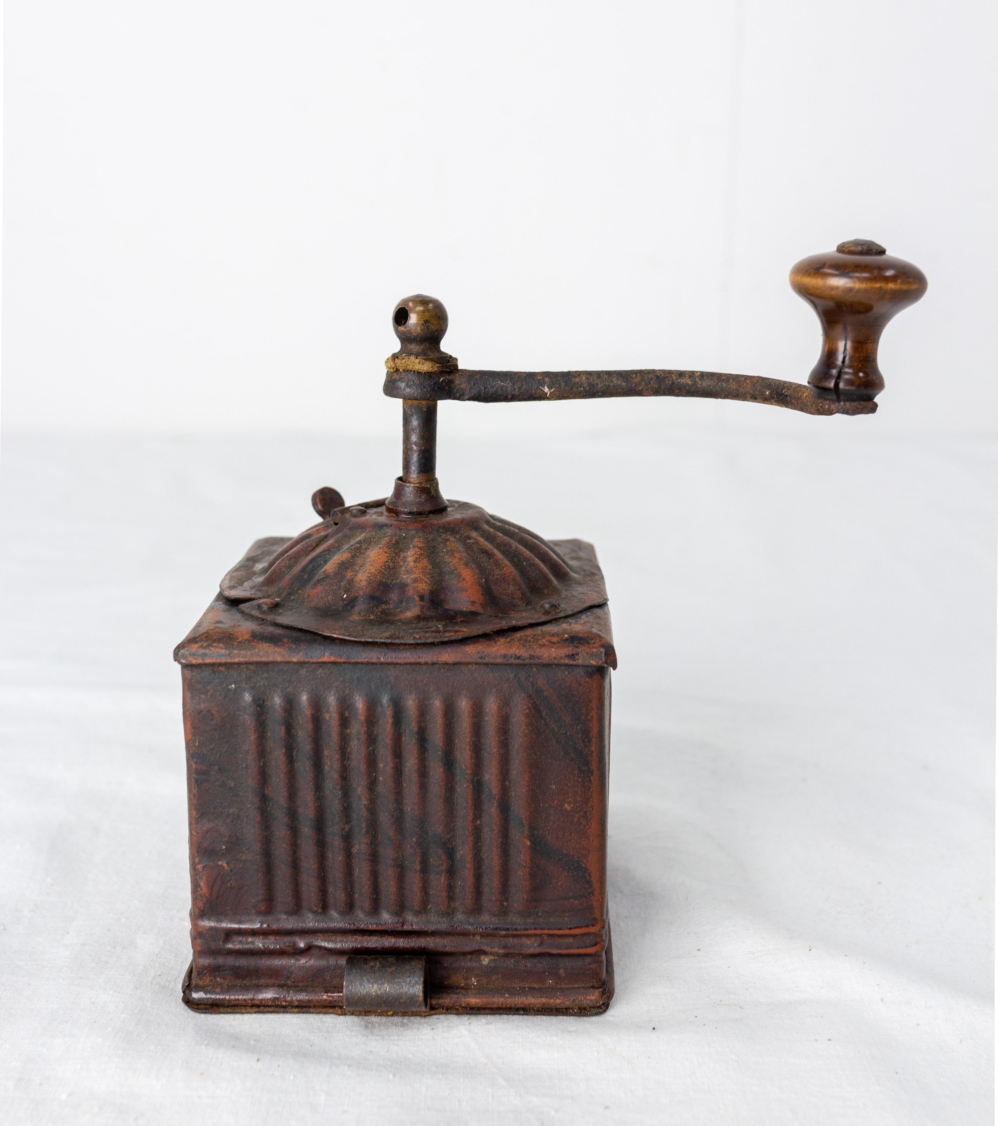 French little square peppermill or pepper grinder
Very atypical with its iron plate material, painted with an wood imitation
19th Century.
Good condition.

Shipping:
L 26 P12 H19 2,8 Kg.