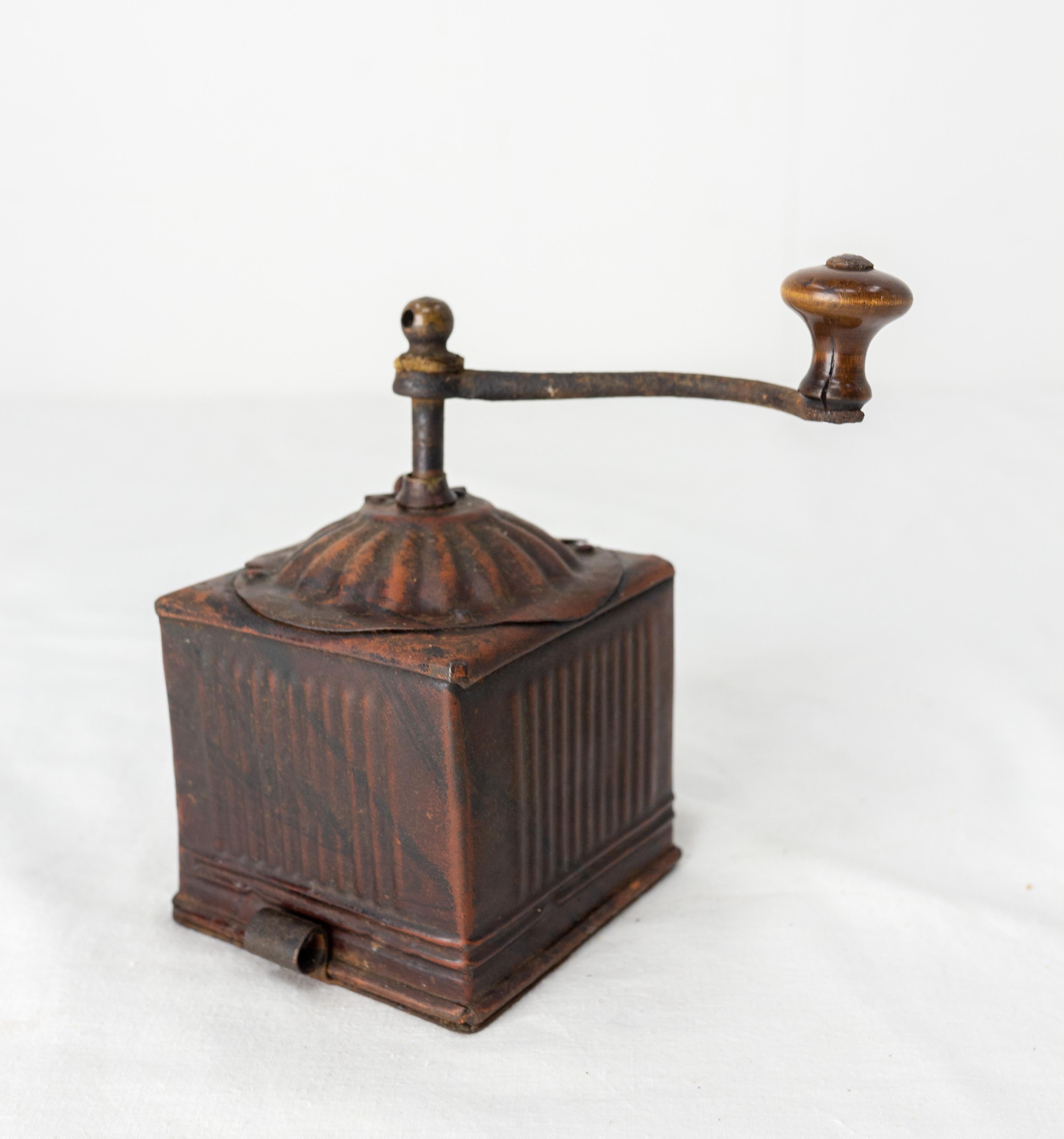 French Country Pepper Mill, Iron Plate, circa 1900 In Good Condition For Sale In Labrit, Landes