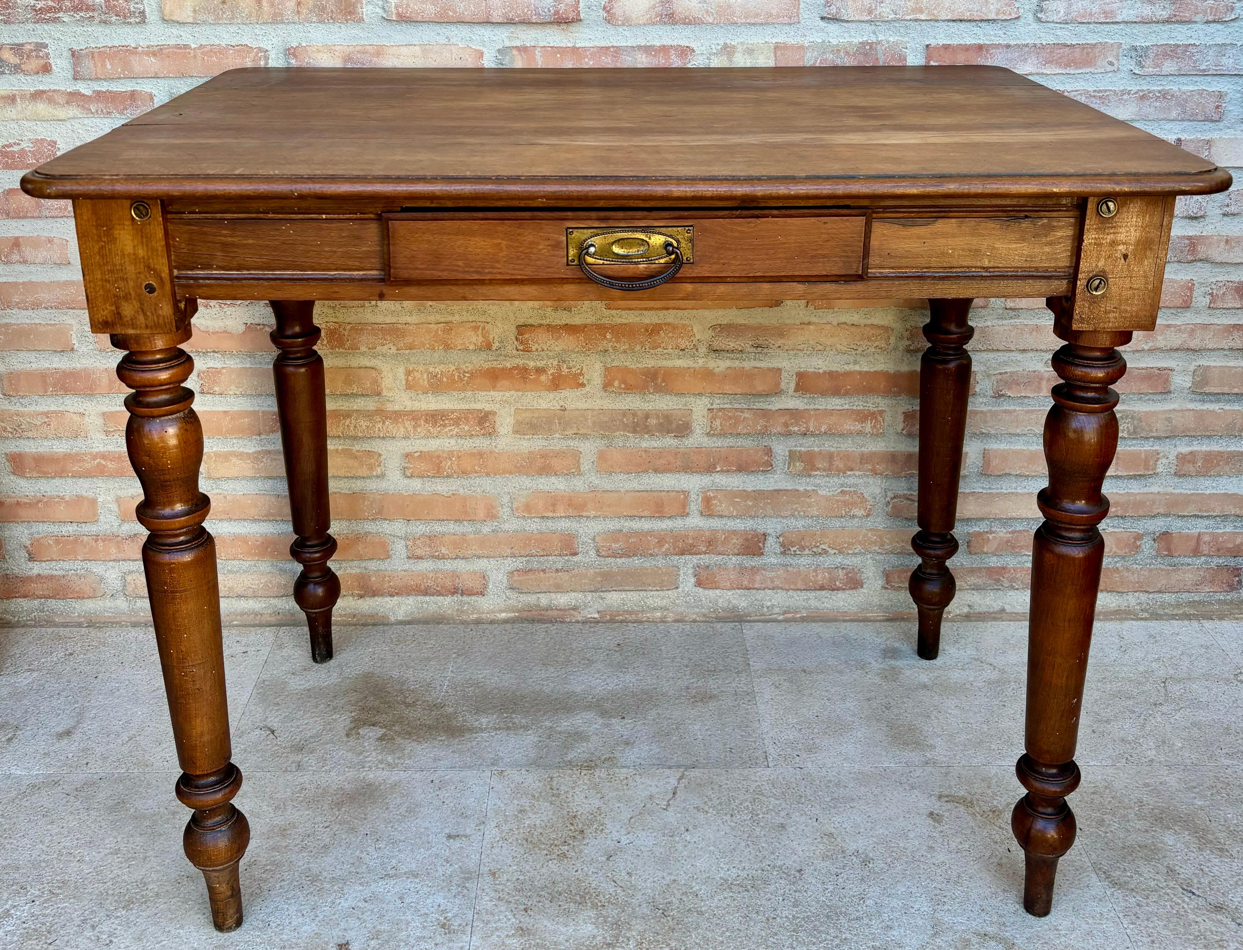 Tavolino in stile country francese con
un cassetto Realizzato in rovere antico, questo tavolo è molto funzionale e puoi utilizzarlo come tavolo da lavoro, tavolo da divano, tavolino da caffè o console bassa.