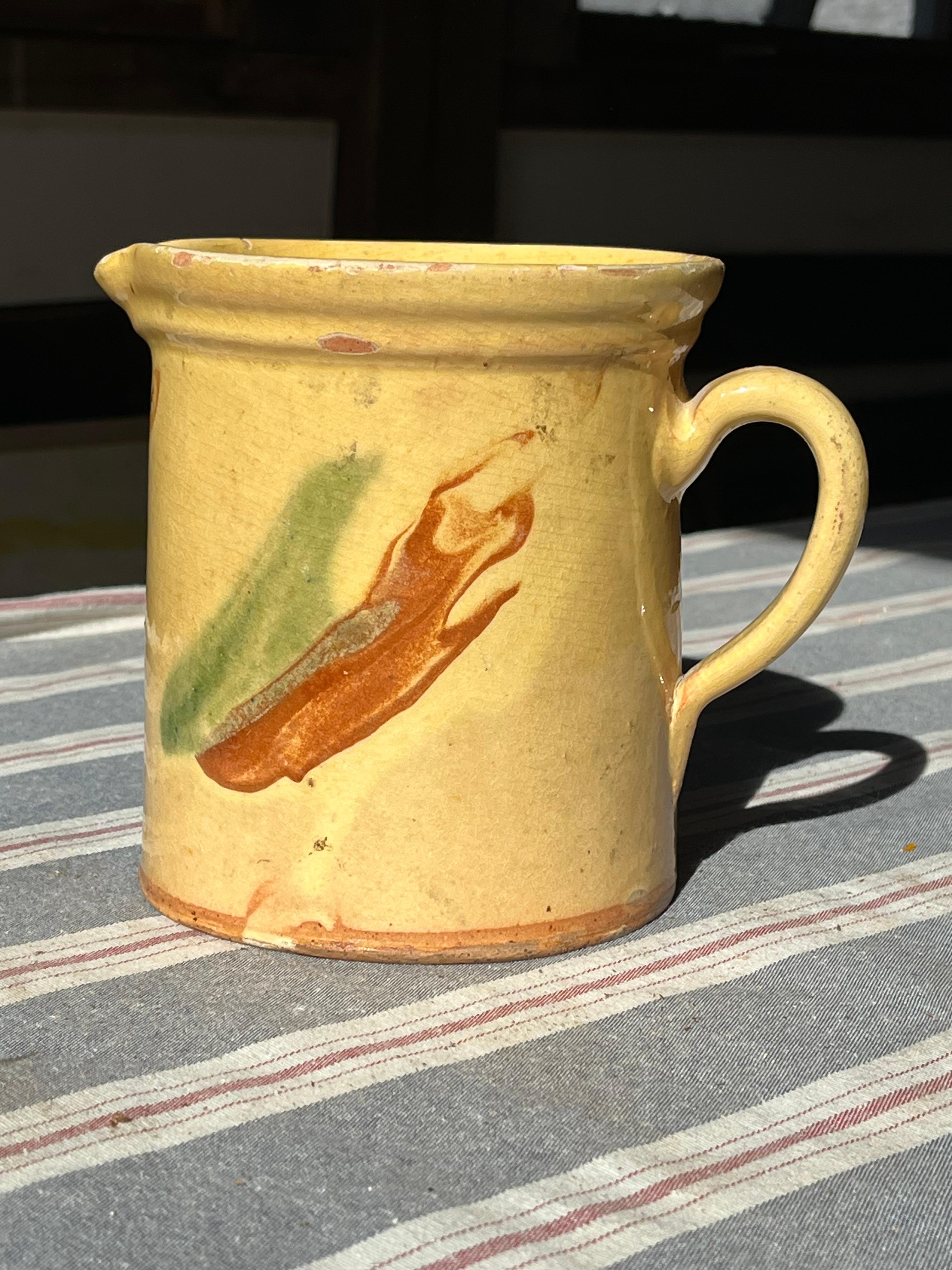 Jarra Jaspe de loza francesa de la región de Saboya, vidriado amarillo con decoración de vidriado verde y marrón, hacia 1890.