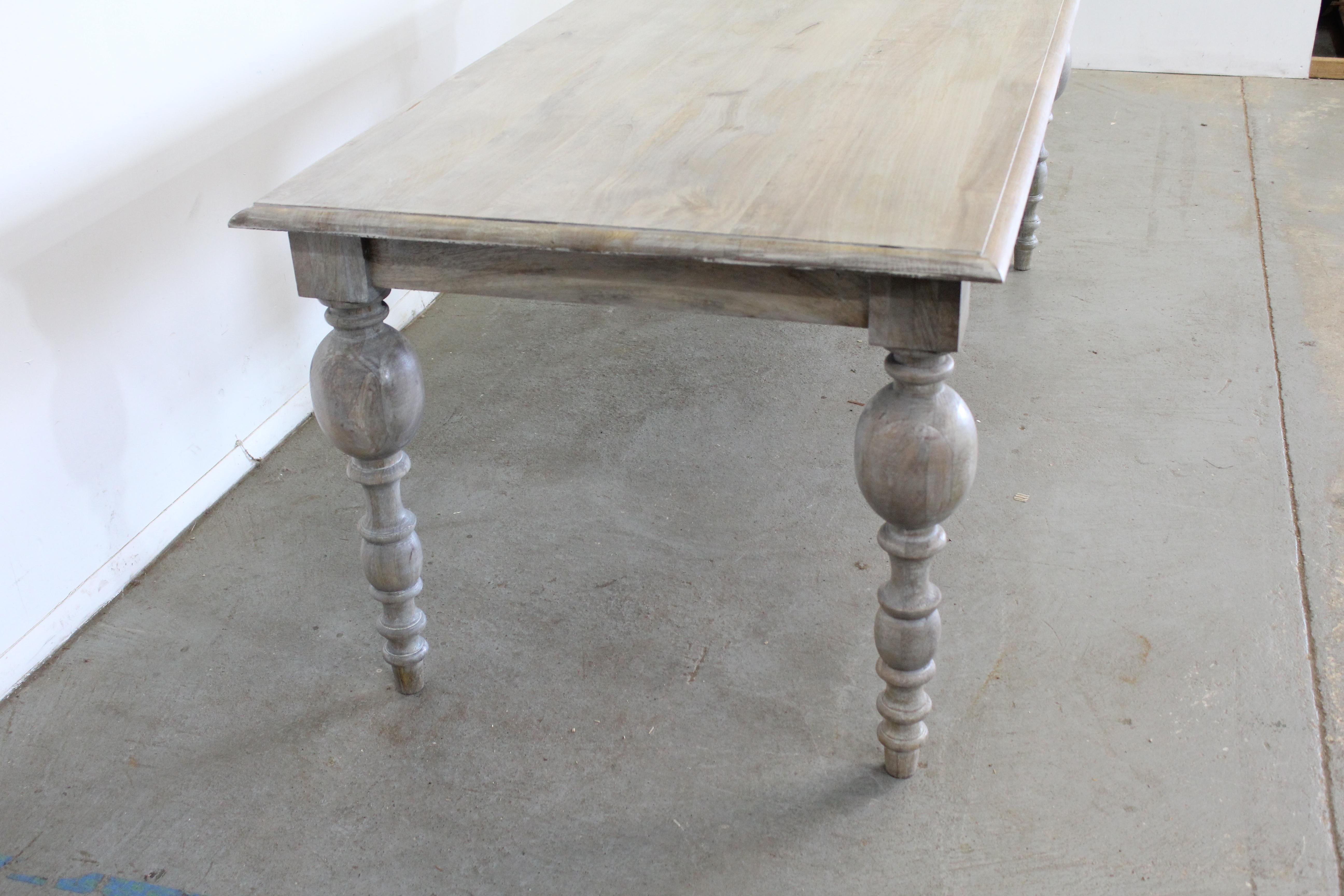 Table de salle à manger de ferme gris rustique de style campagnard français de 203 cm Bon état - En vente à Wilmington, DE