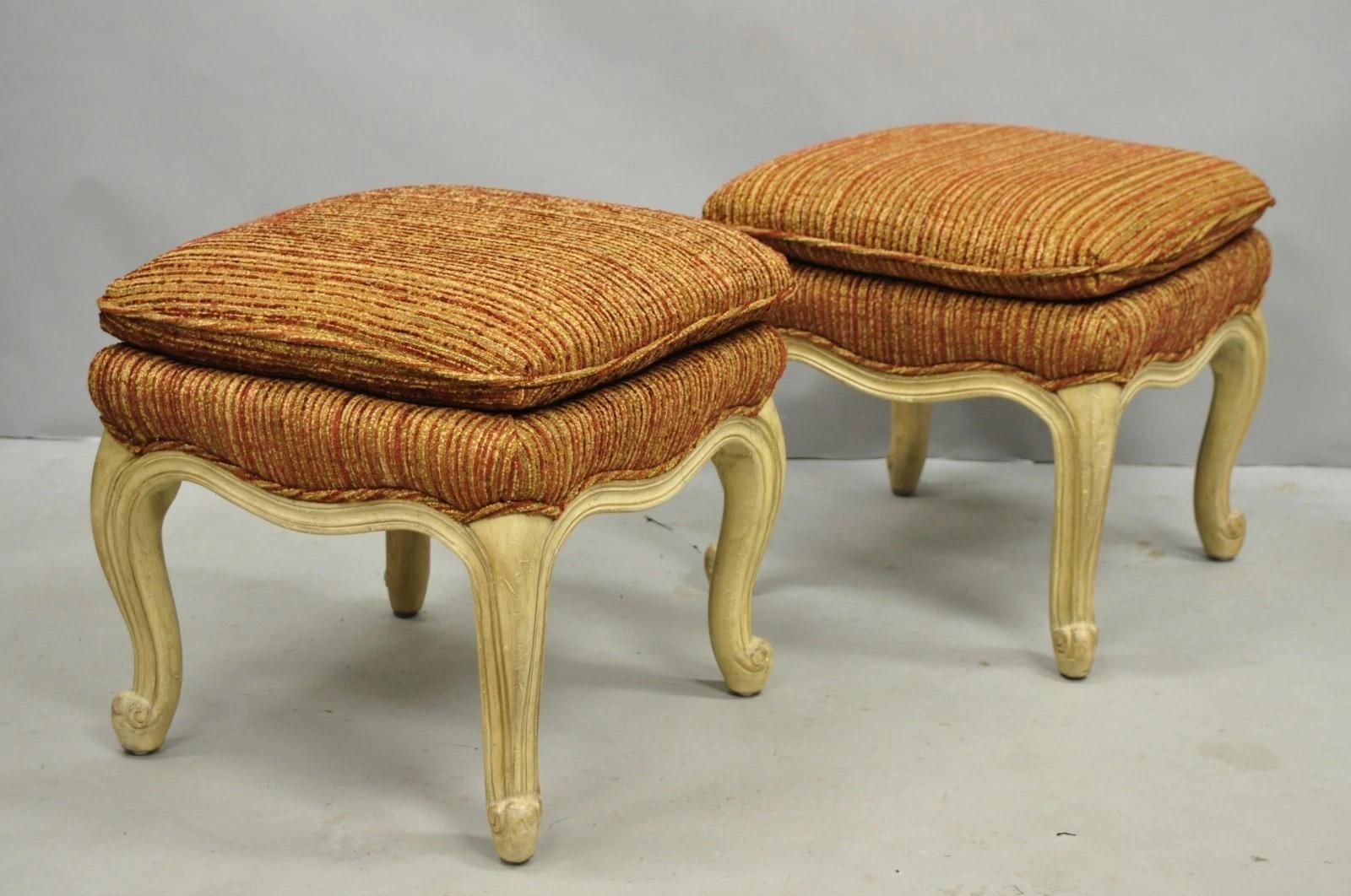 Paire de poufs carrés orange à pieds cabriole de style provincial français en vente 3