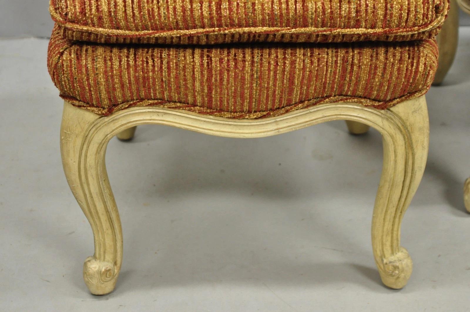 Autre Paire de poufs carrés orange à pieds cabriole de style provincial français en vente