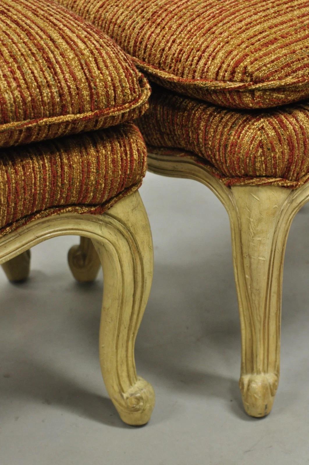 Inconnu Paire de poufs carrés orange à pieds cabriole de style provincial français en vente