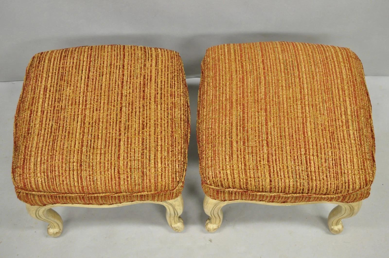 Paire de poufs carrés orange à pieds cabriole de style provincial français Bon état - En vente à Philadelphia, PA