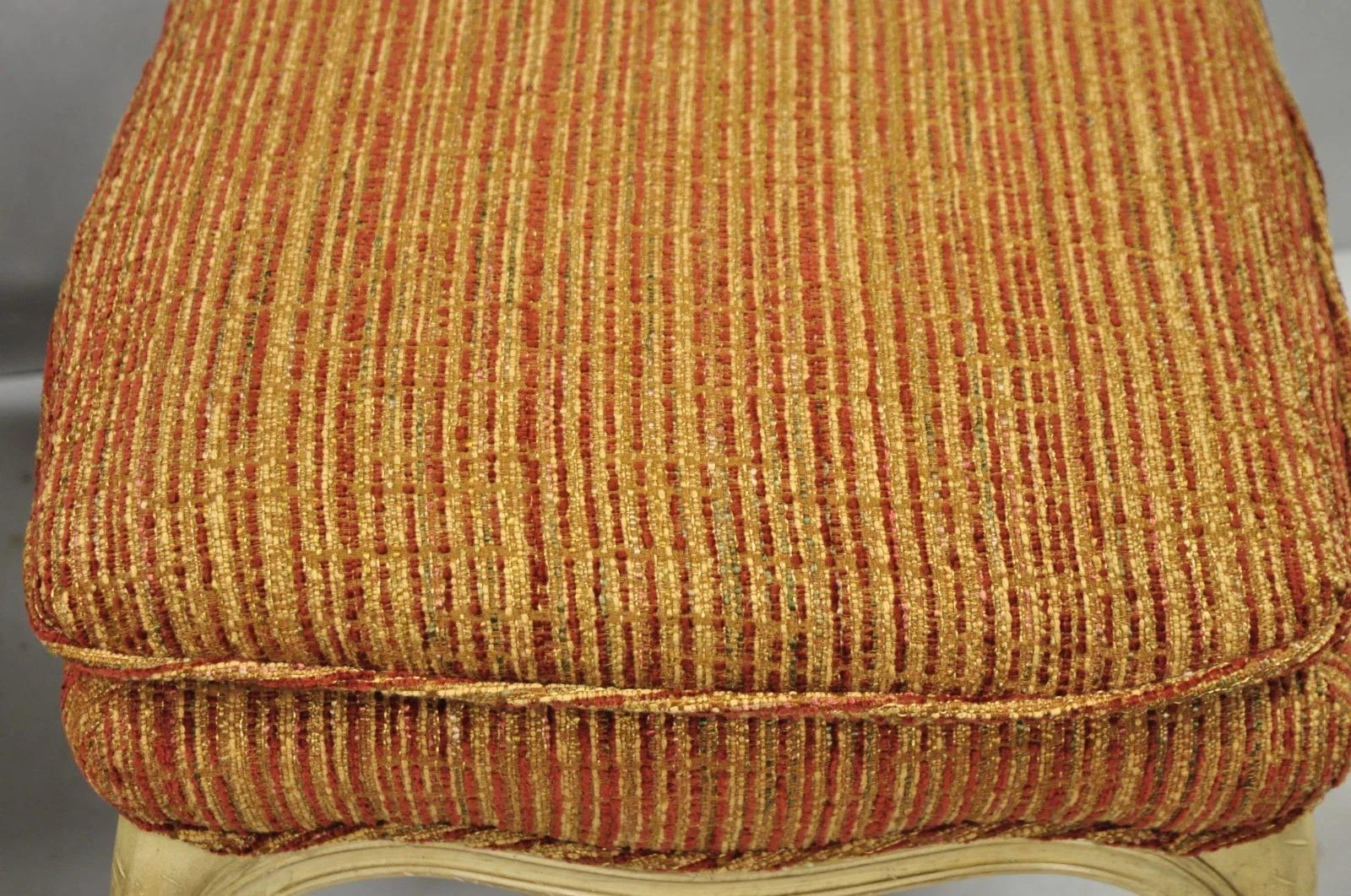 20ième siècle Paire de poufs carrés orange à pieds cabriole de style provincial français en vente