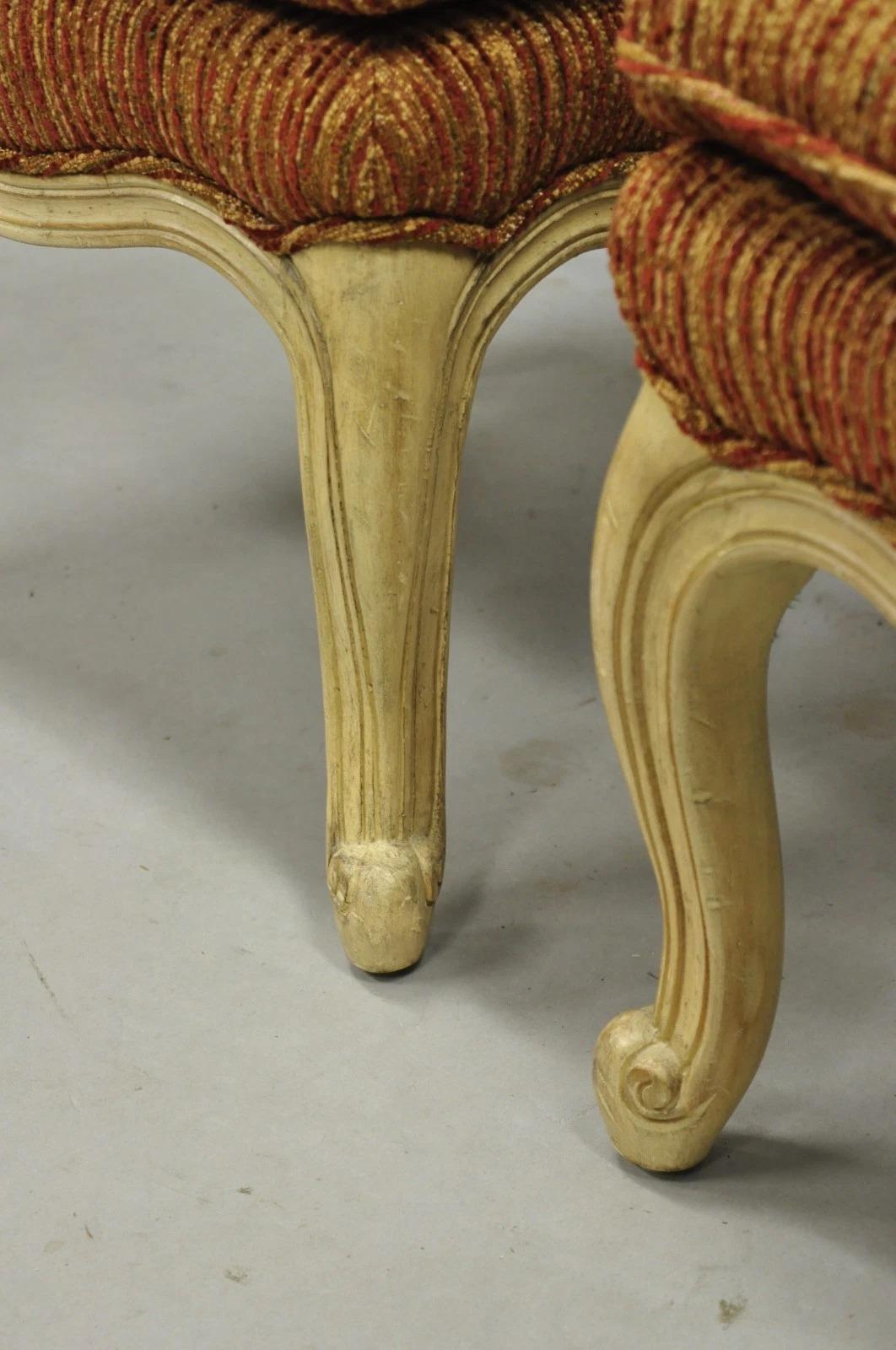 Tissu Paire de poufs carrés orange à pieds cabriole de style provincial français en vente