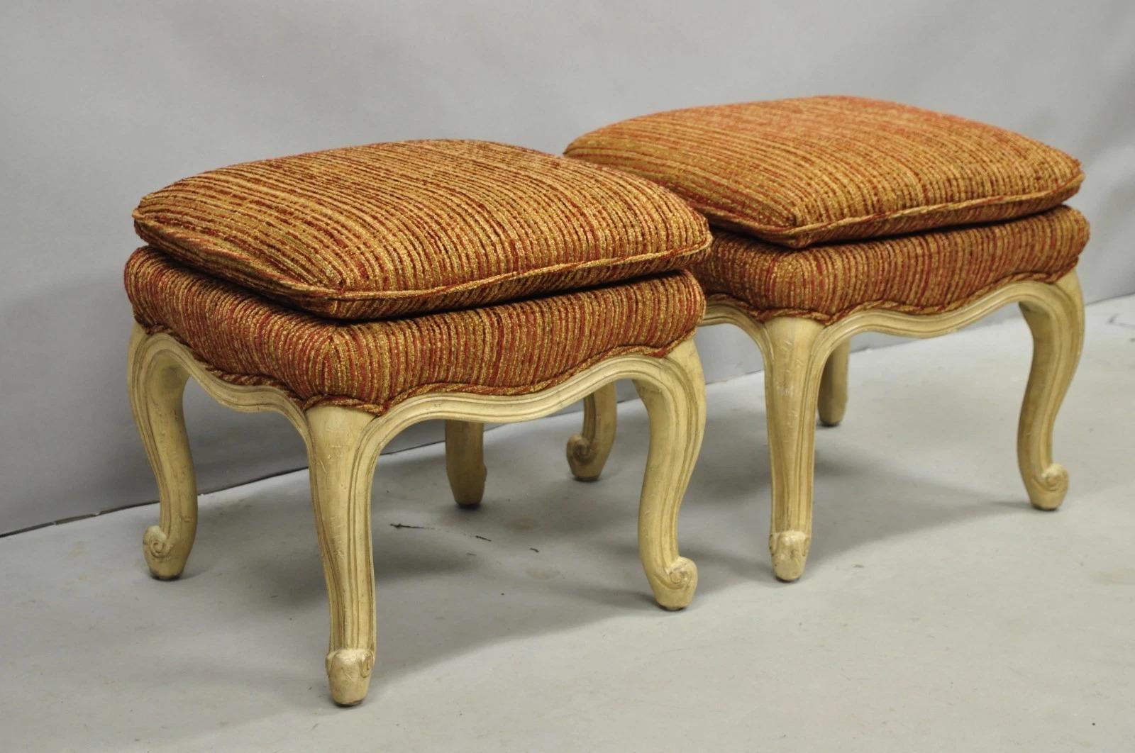 Paire de poufs carrés orange à pieds cabriole de style provincial français en vente 1